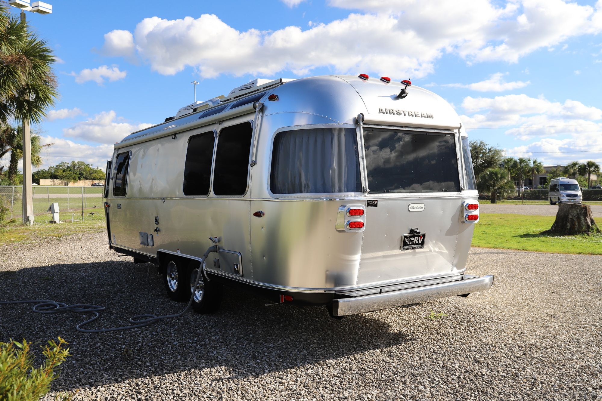 New 2021 Airstream Globetrotter 25FB Travel Trailer  For Sale