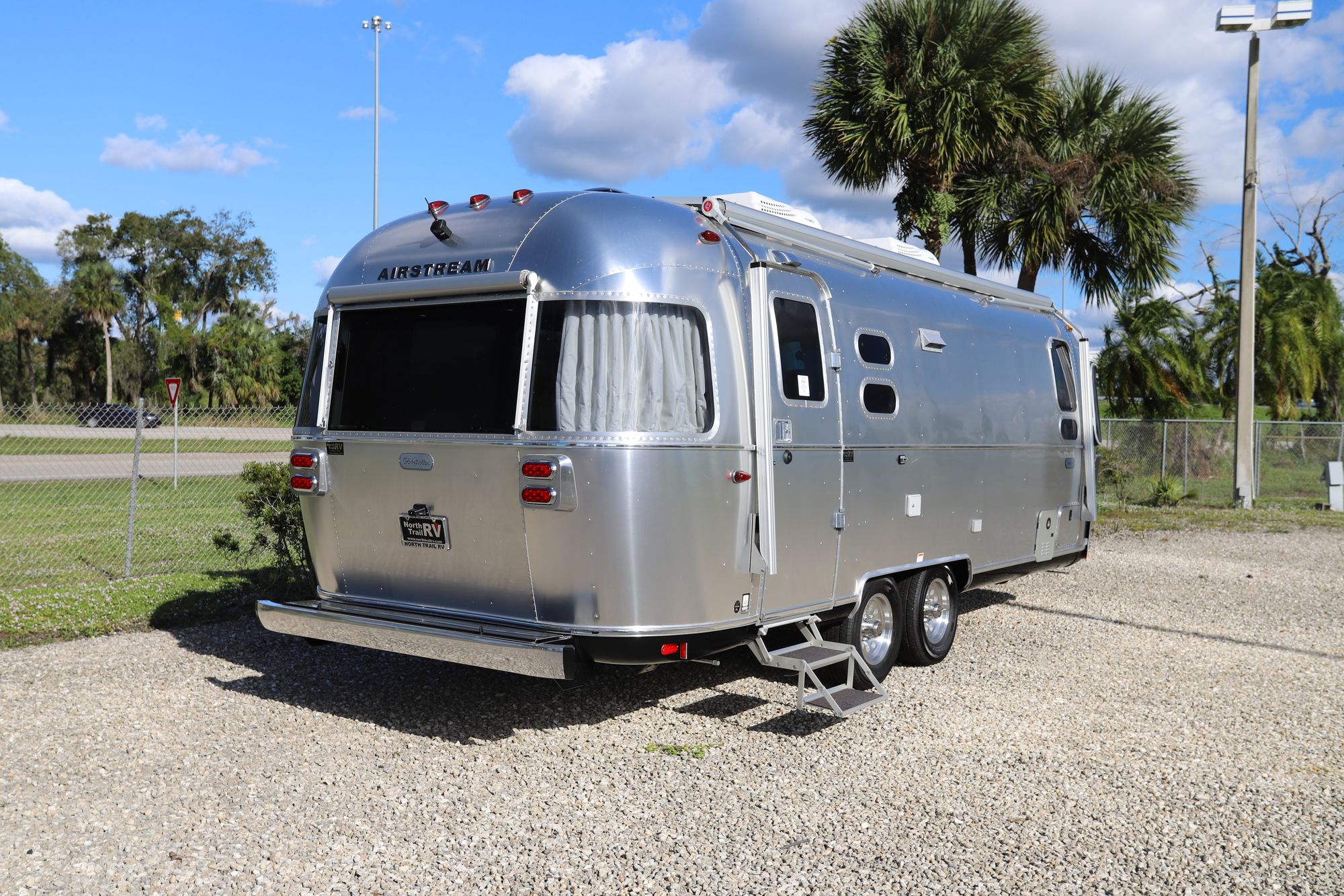 New 2021 Airstream Globetrotter 25FB Travel Trailer  For Sale