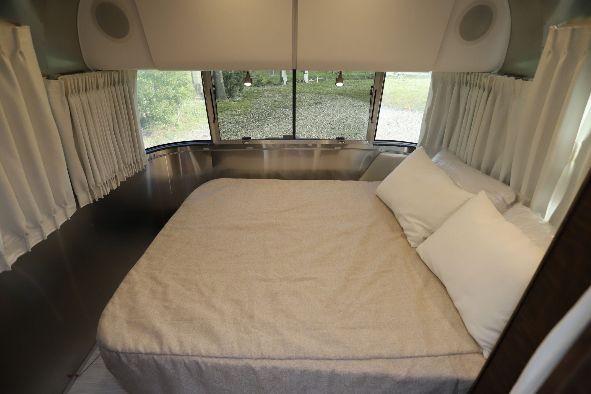 New 2021 Airstream Globetrotter 25FB Travel Trailer  For Sale