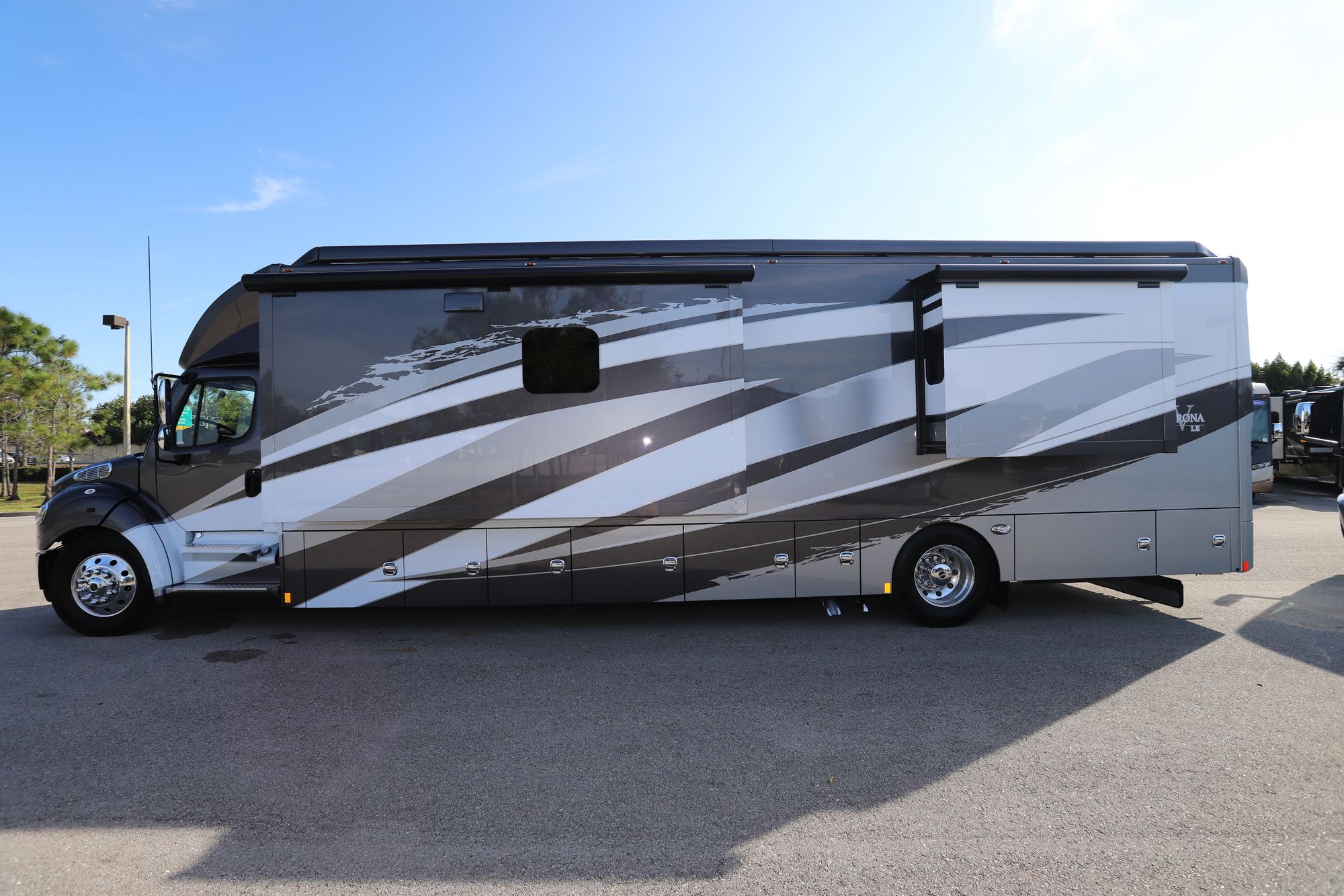 New 2021 Renegade Rv Verona Le 40LRB Super C  For Sale