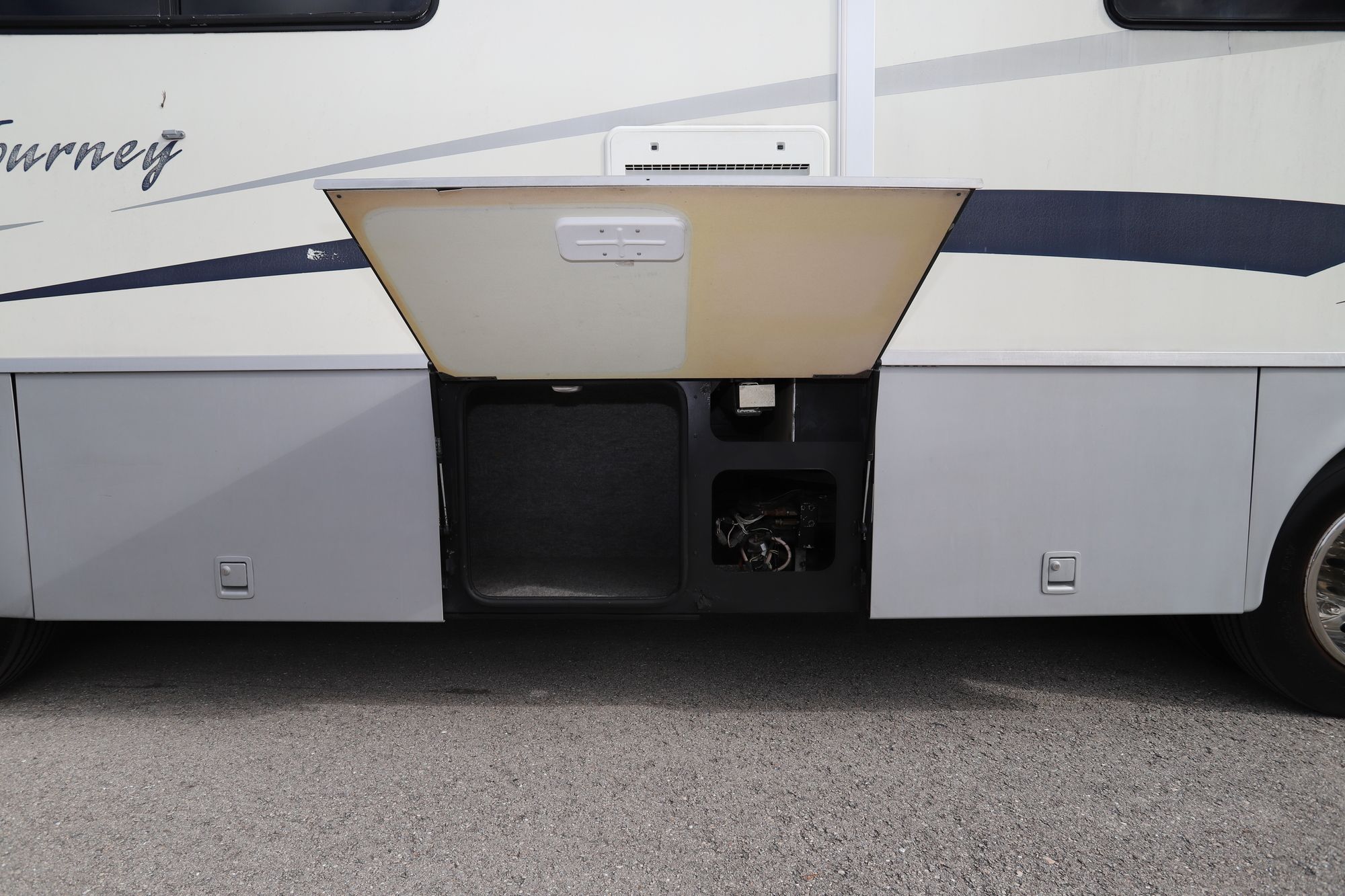 Used 2001 Winnebago Journey 32T Class A  For Sale