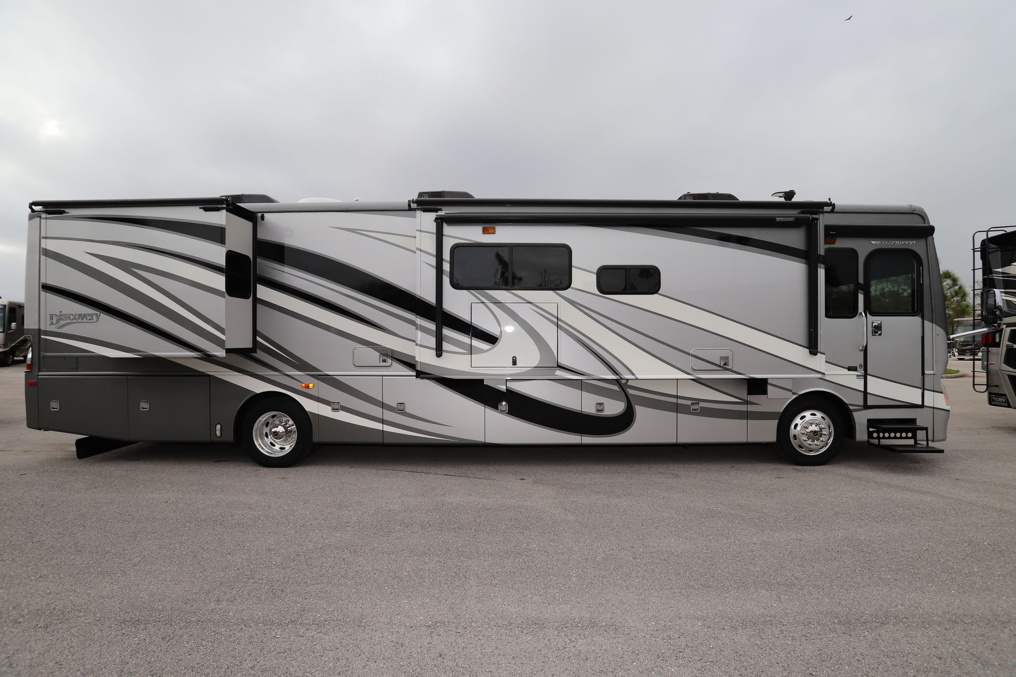 Used 2014 Fleetwood Discovery 40X Class A  For Sale