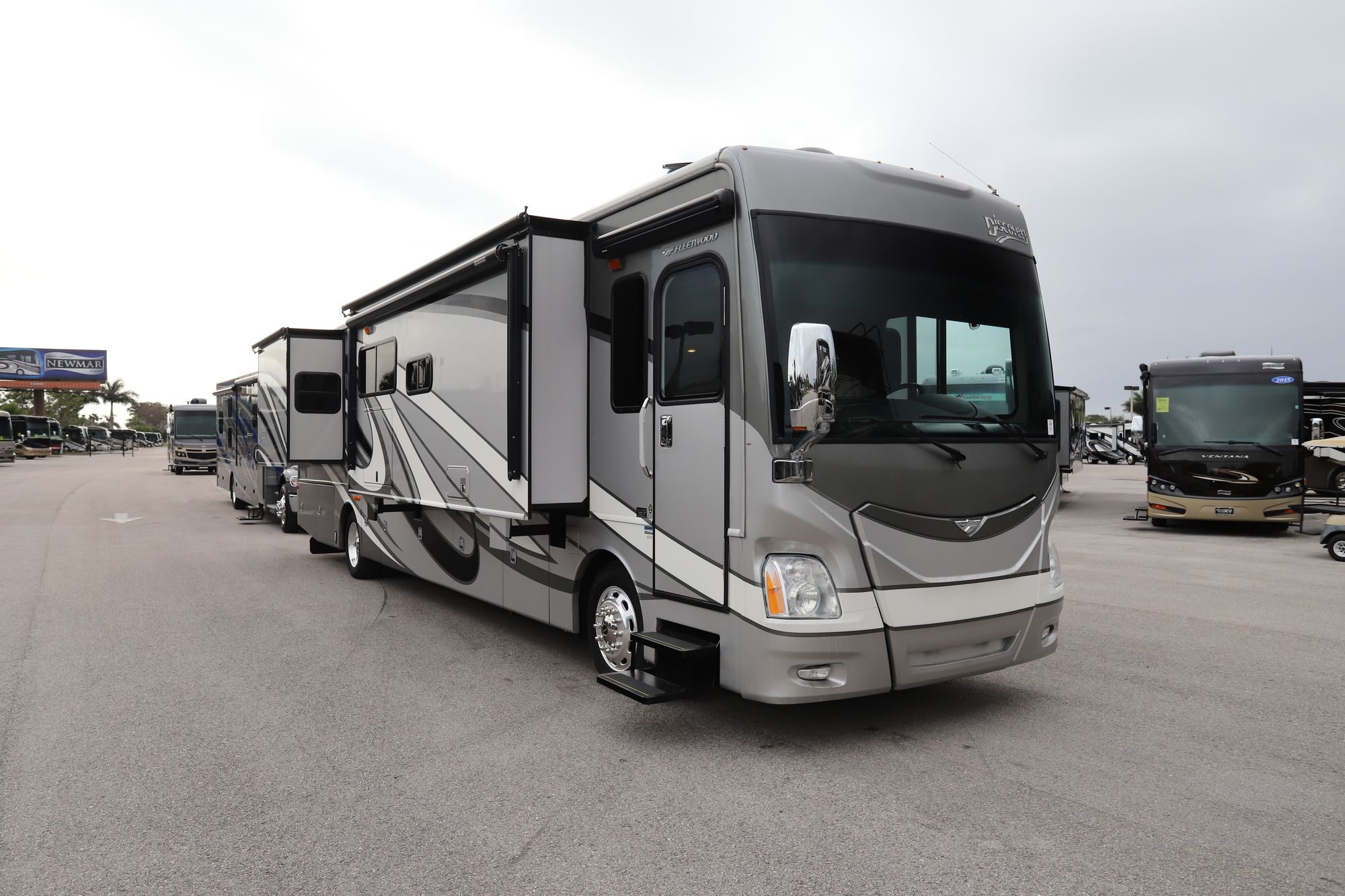 Used 2014 Fleetwood Discovery 40X Class A  For Sale