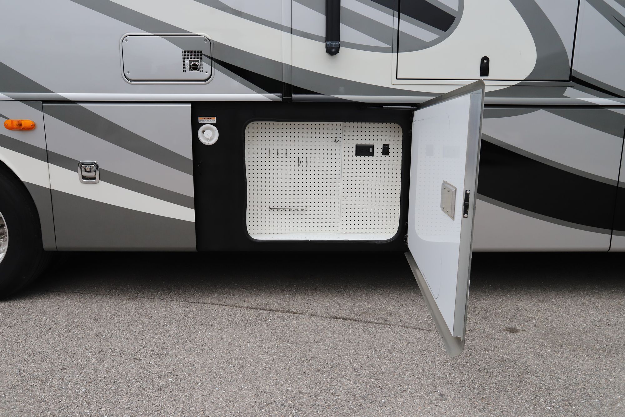 Used 2014 Fleetwood Discovery 40X Class A  For Sale