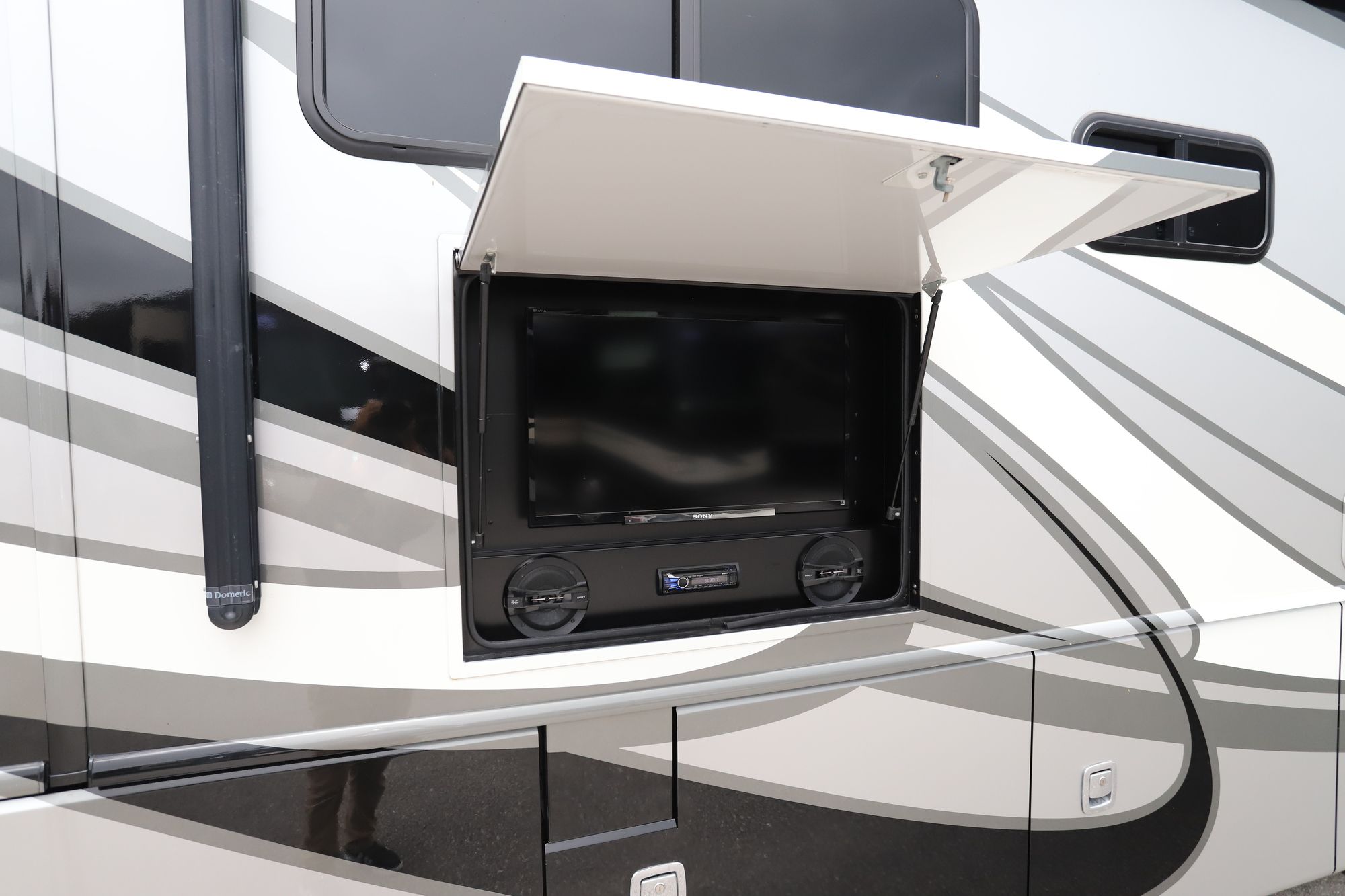 Used 2014 Fleetwood Discovery 40X Class A  For Sale