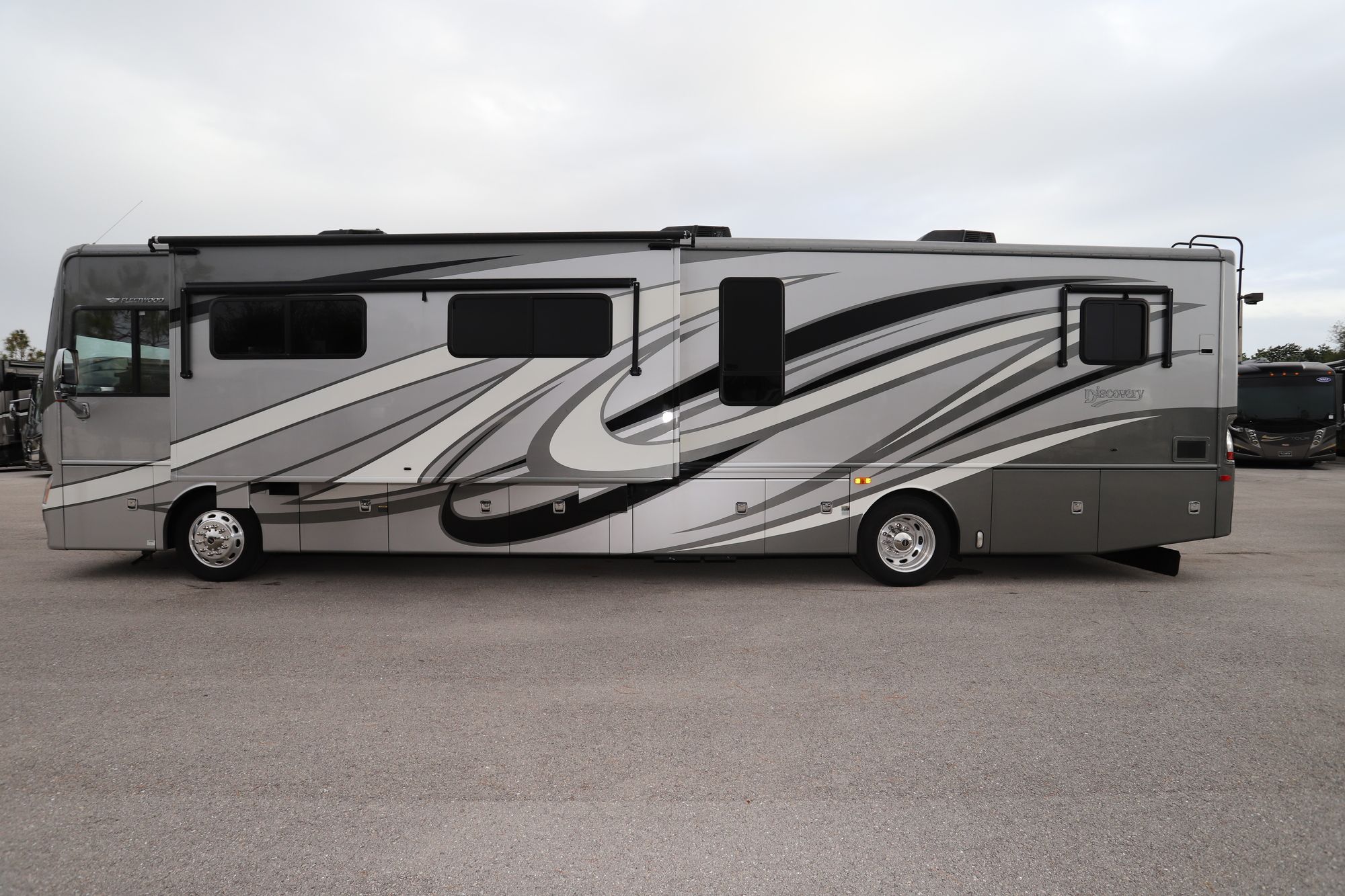 Used 2014 Fleetwood Discovery 40X Class A  For Sale