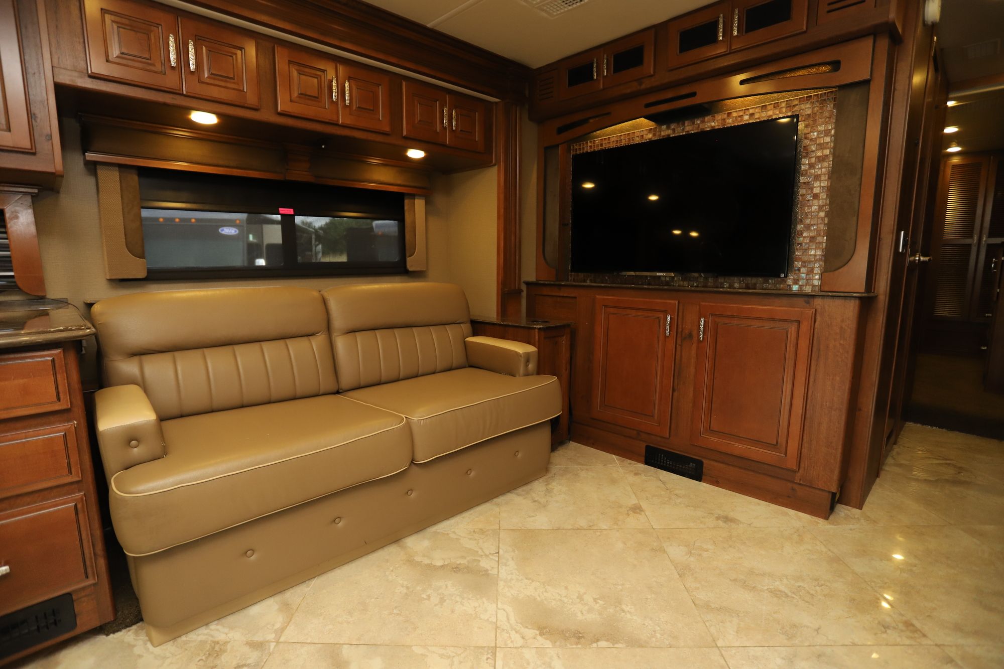 Used 2014 Fleetwood Discovery 40X Class A  For Sale