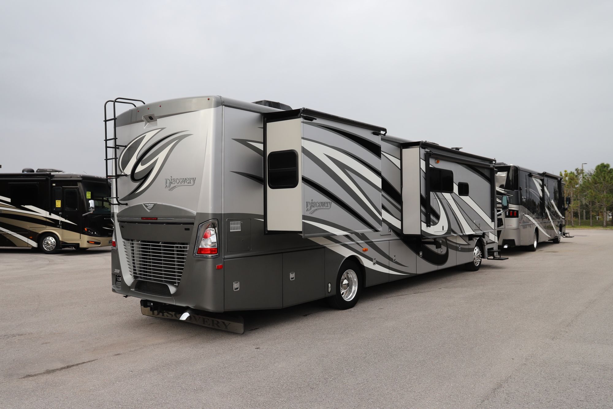 Used 2014 Fleetwood Discovery 40X Class A  For Sale