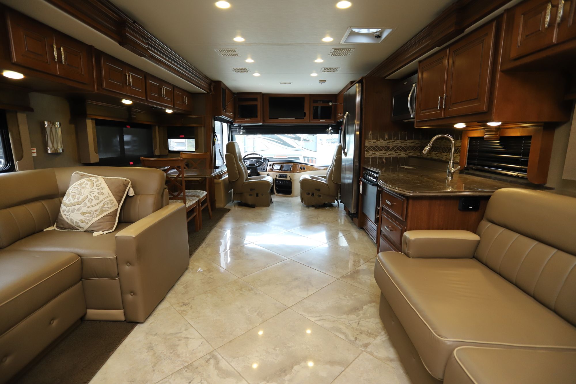 Used 2014 Fleetwood Discovery 40X Class A  For Sale