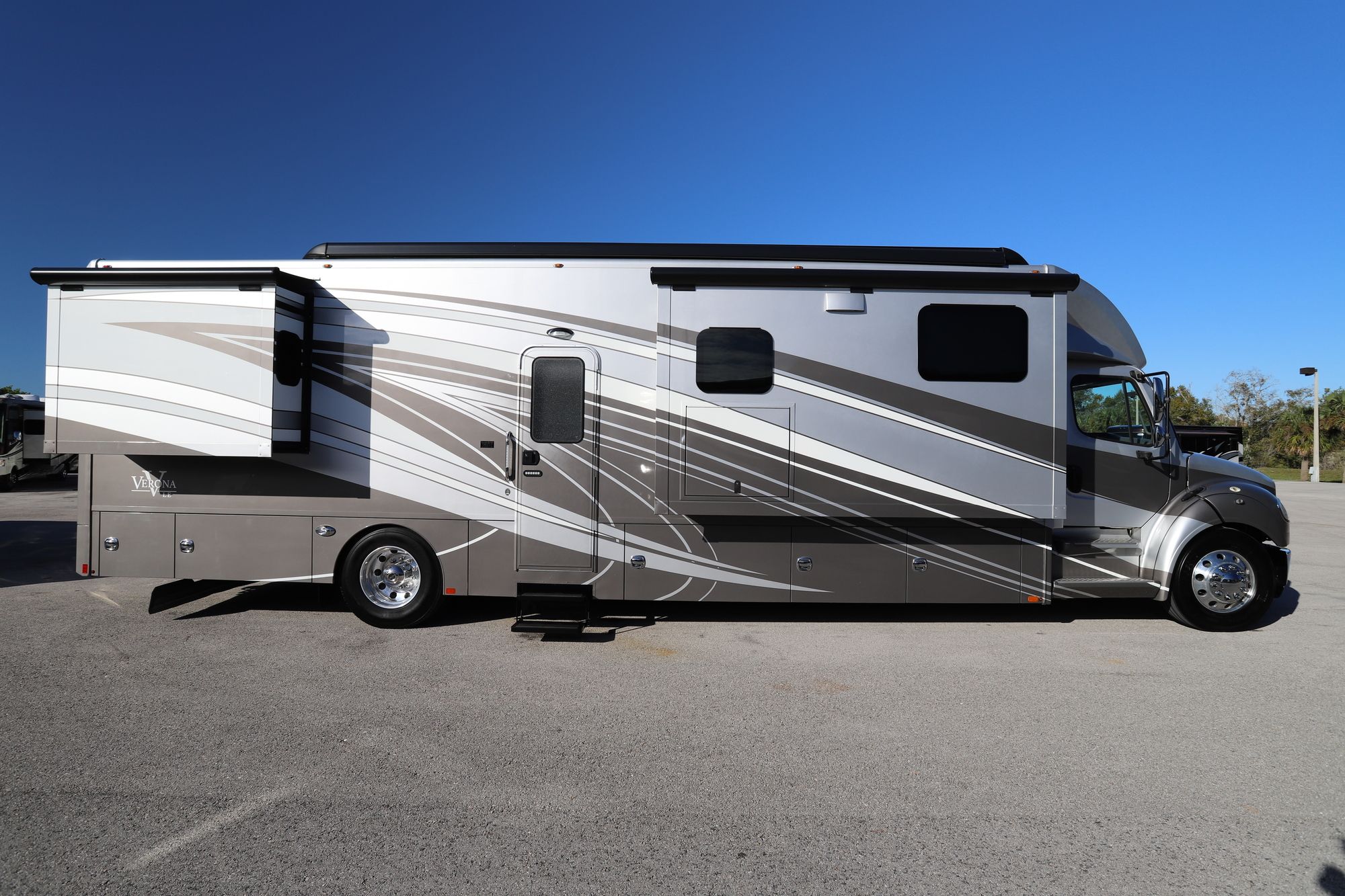 Used 2017 Renegade Rv Verona Le 40LTS Super C  For Sale