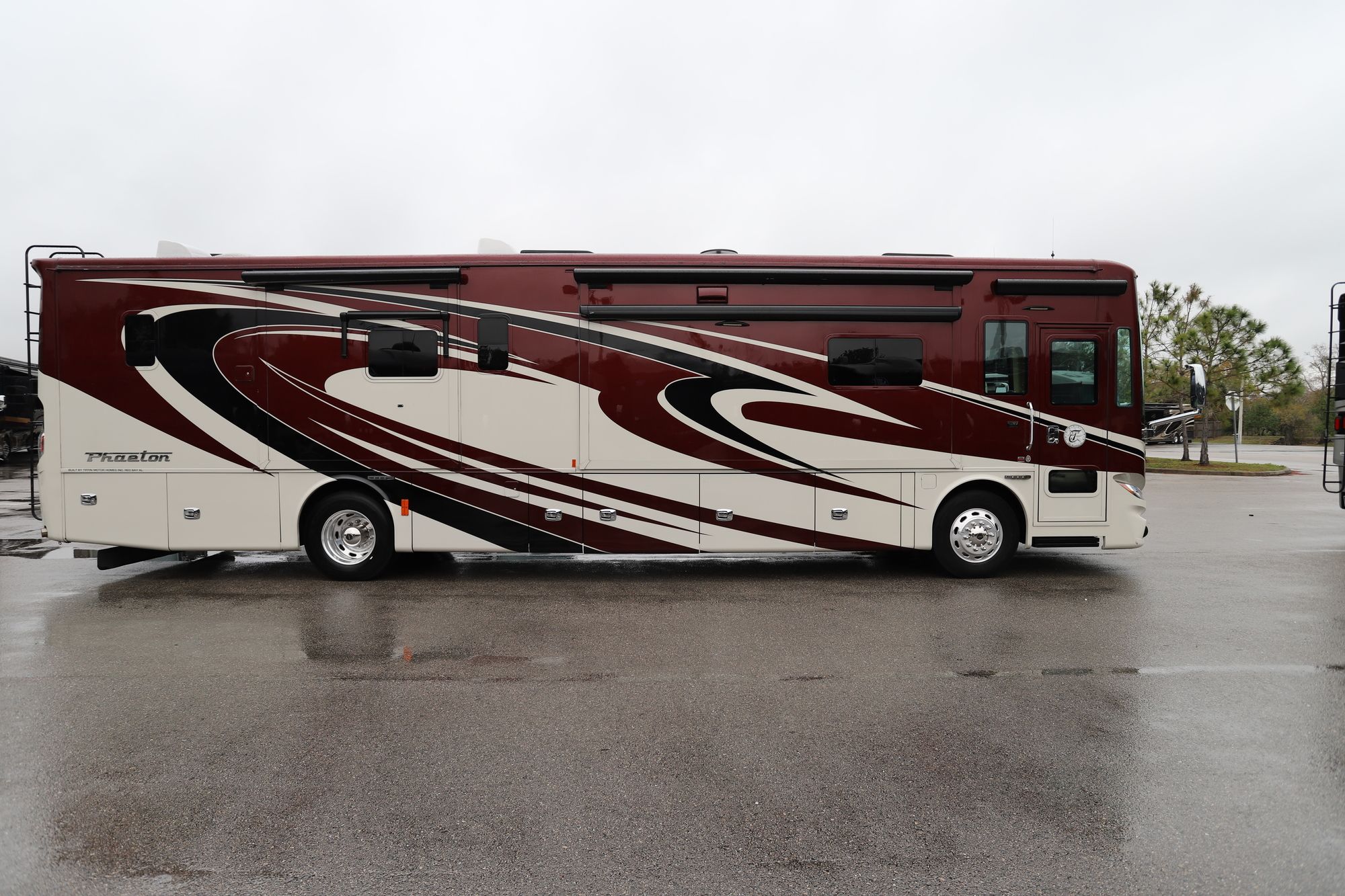 Used 2015 Tiffin Motor Homes Phaeton 40QBH Class A  For Sale