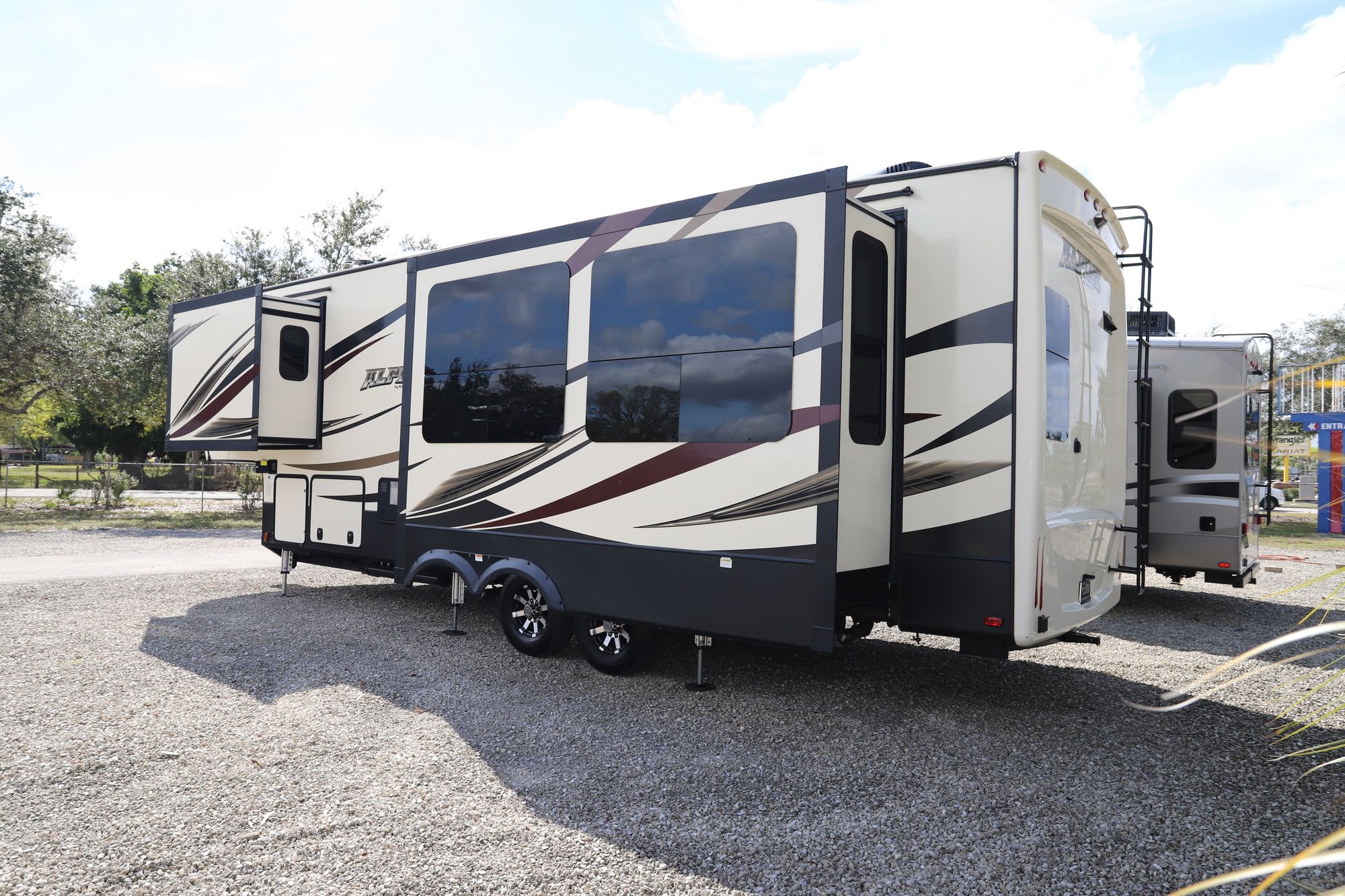 Used 2017 Keystone Alpine 3301GR Fifth Wheel  For Sale