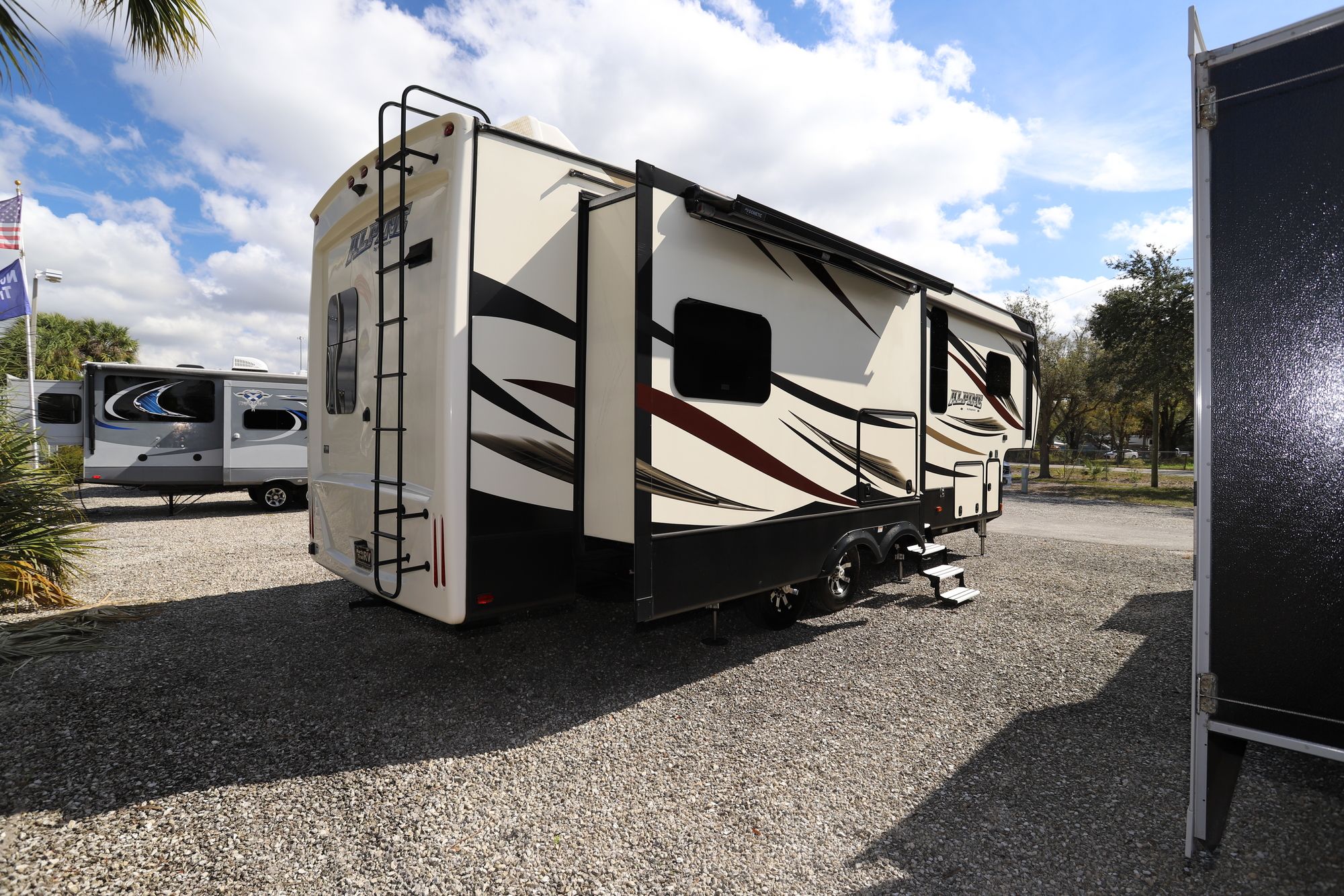 Used 2017 Keystone Alpine 3301GR Fifth Wheel  For Sale