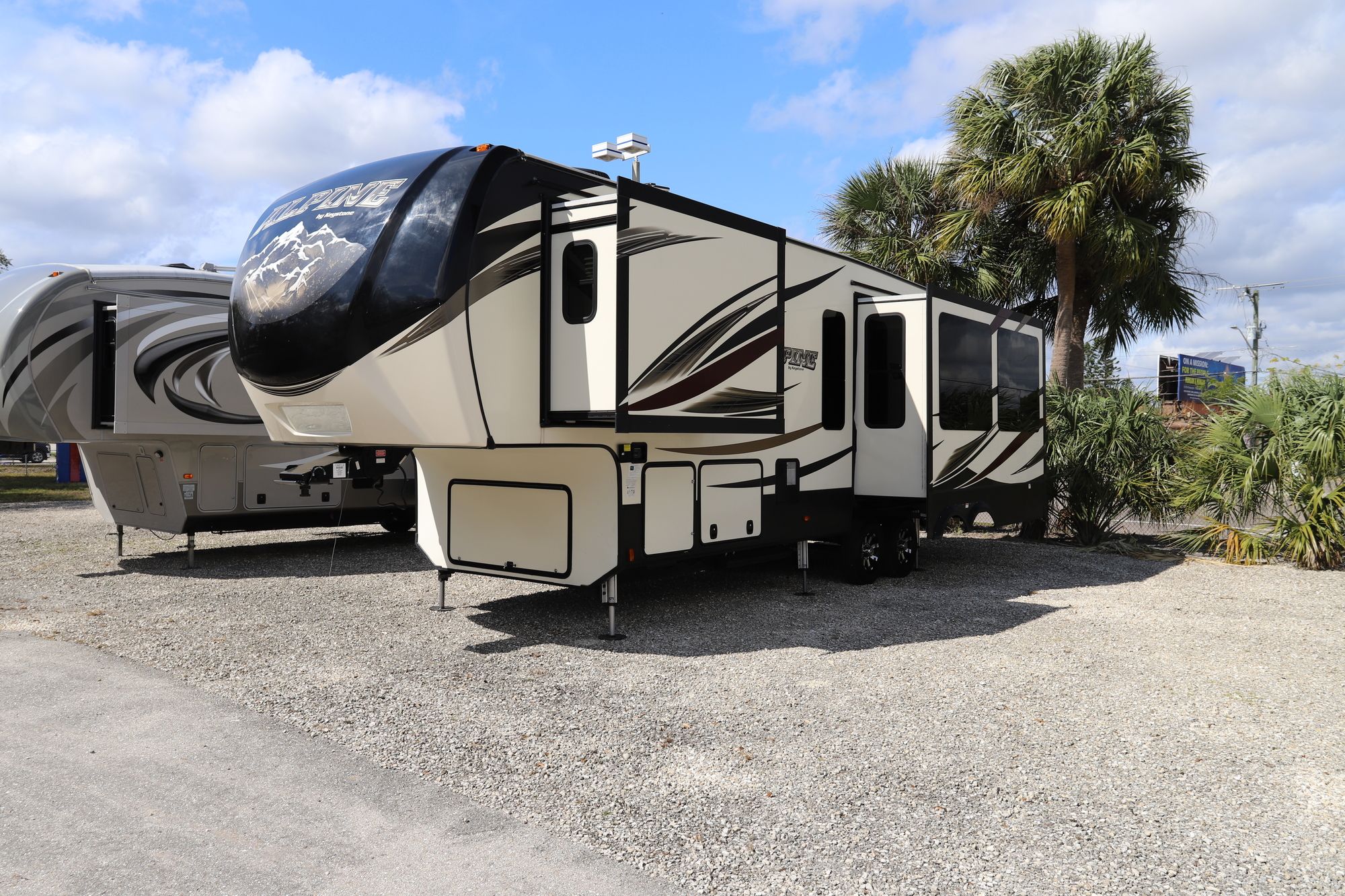 Used 2017 Keystone Alpine 3301GR Fifth Wheel  For Sale