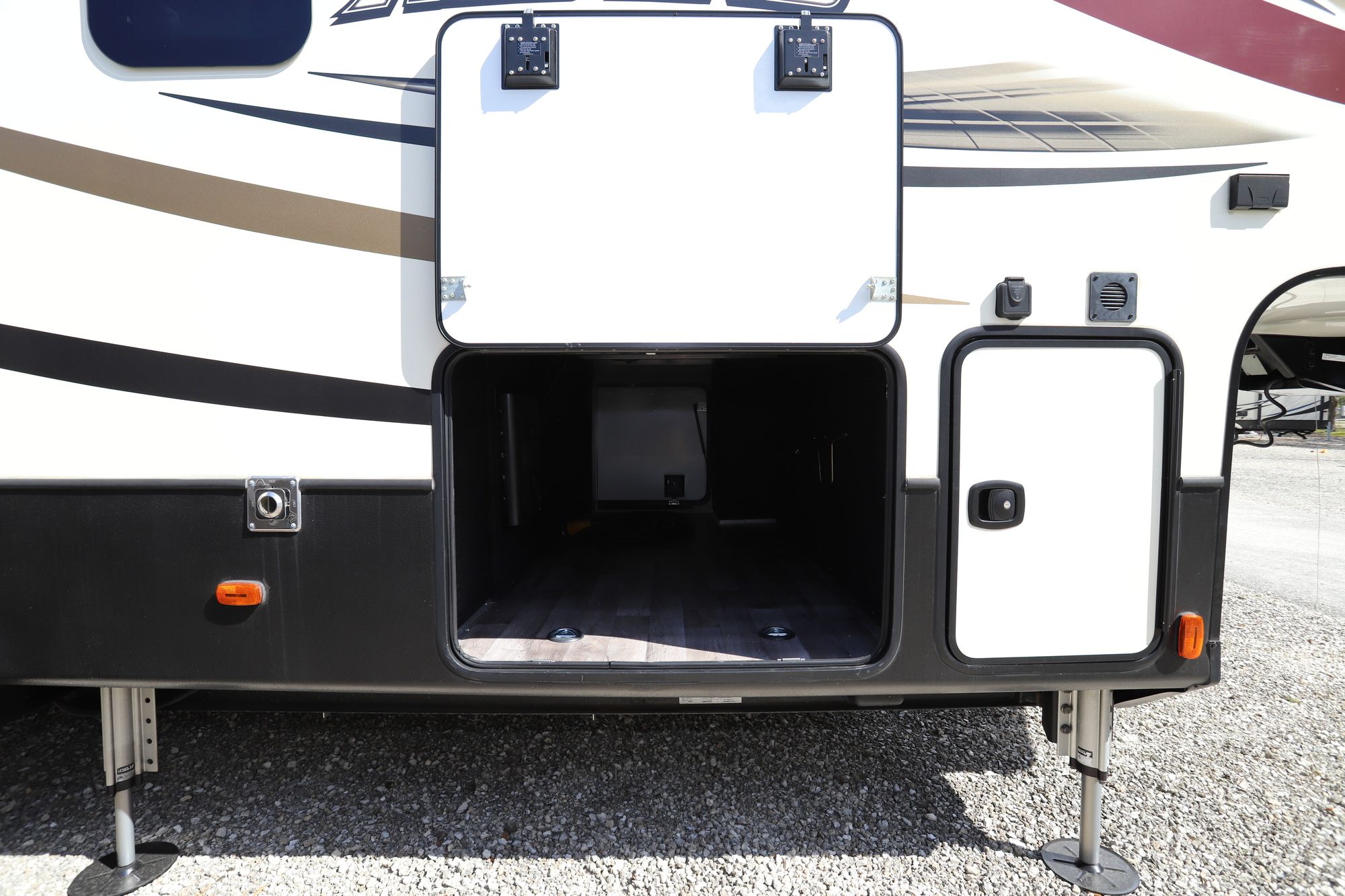 Used 2017 Keystone Alpine 3301GR Fifth Wheel  For Sale