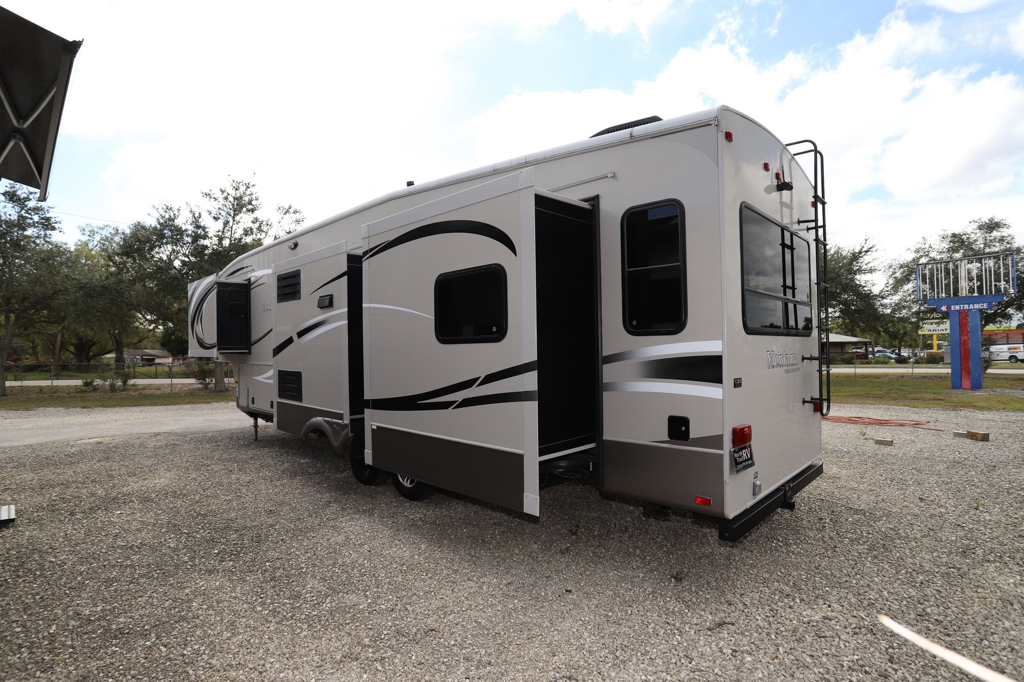 Used 2013 Keystone Montana 343 RL Fifth Wheel  For Sale