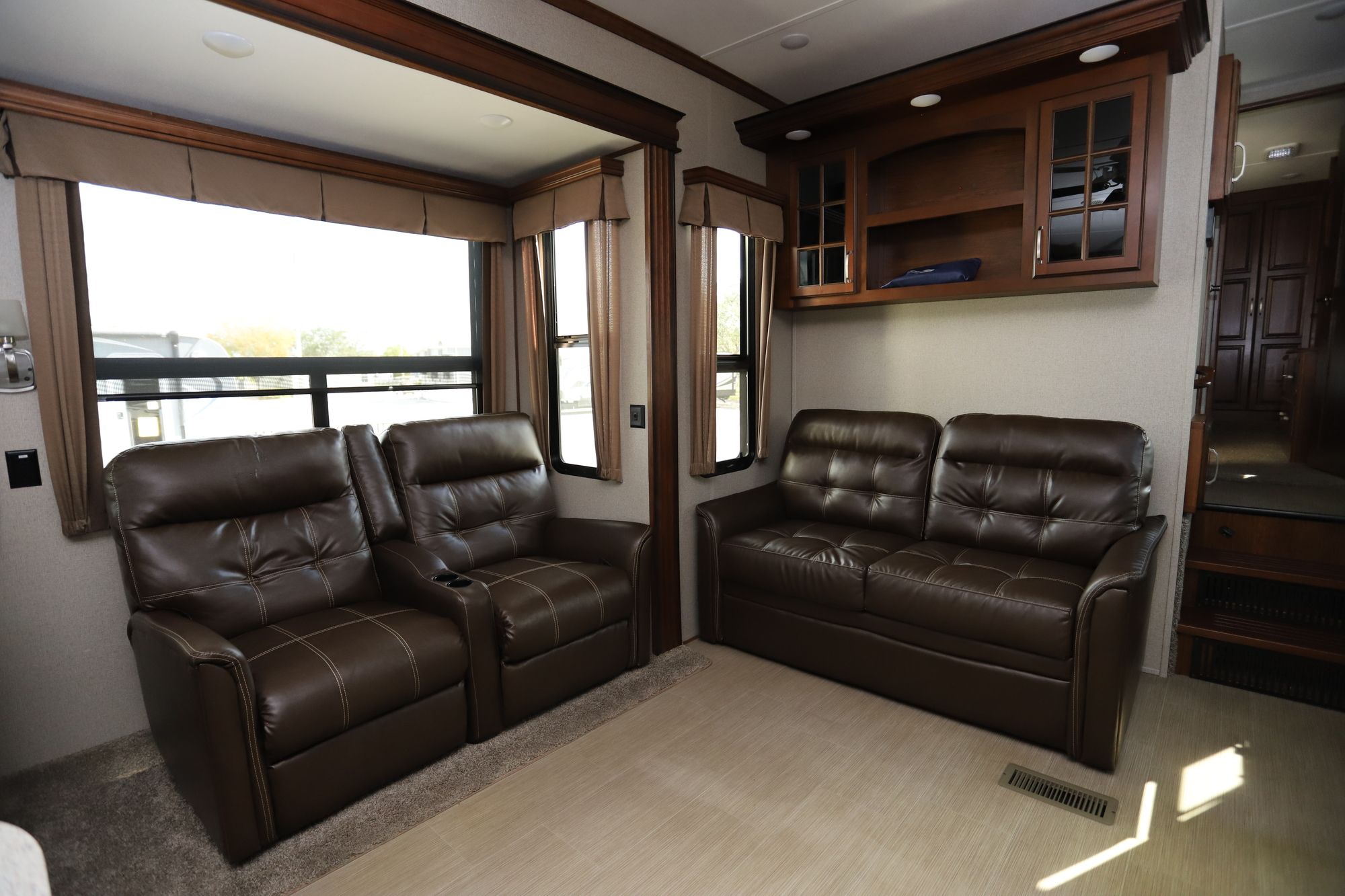 Used 2017 Keystone Alpine 3301GR Fifth Wheel  For Sale