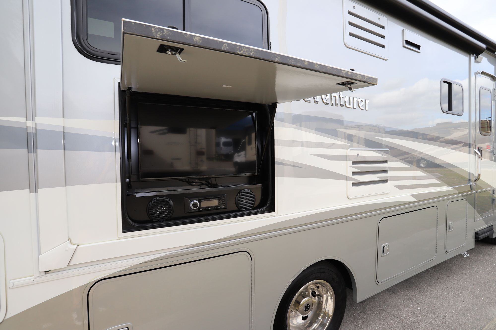 Used 2019 Winnebago Adventurer 27N Class A  For Sale