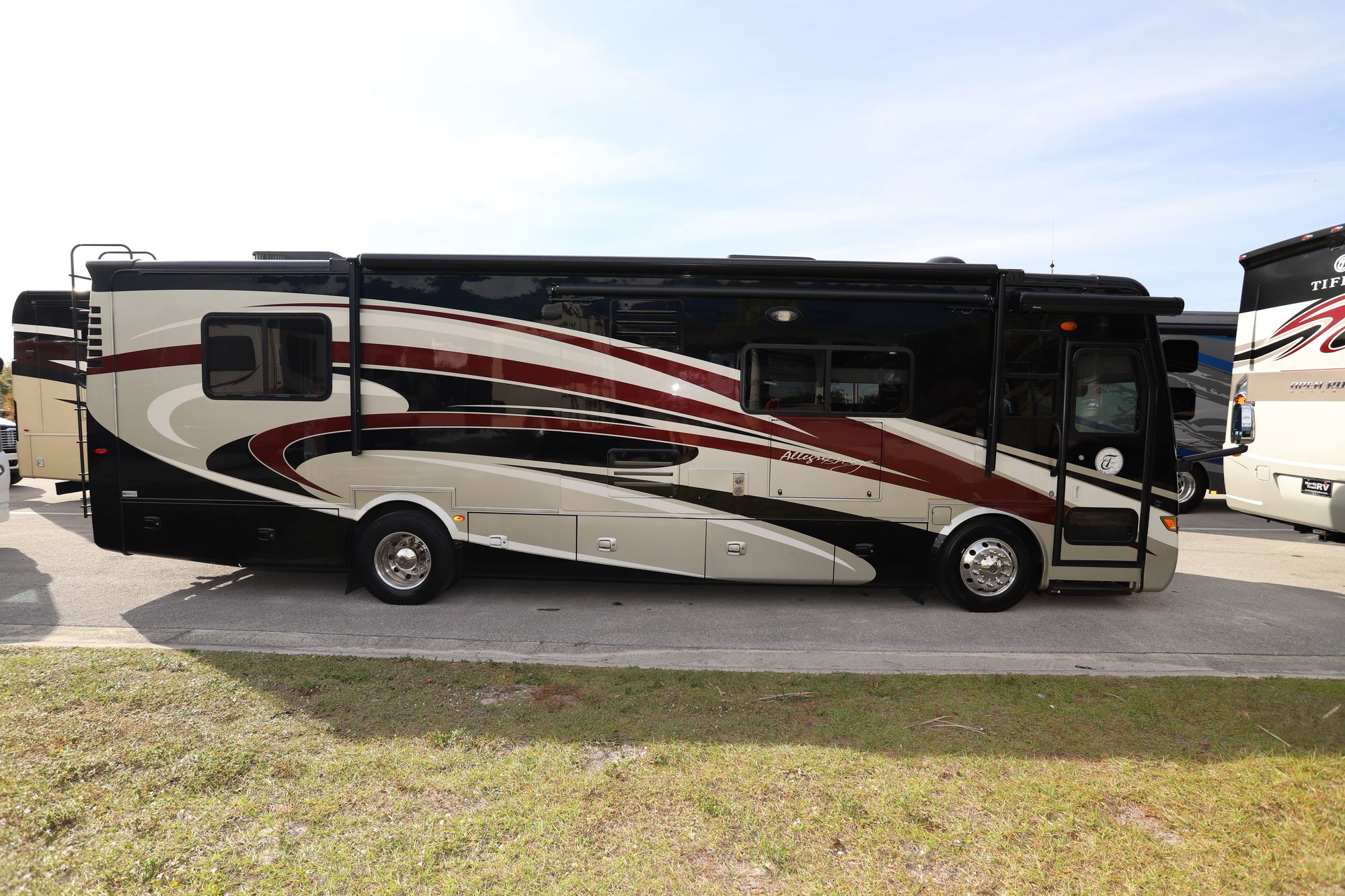 Used 2014 Tiffin Motor Homes Breeze 32BR Class A  For Sale