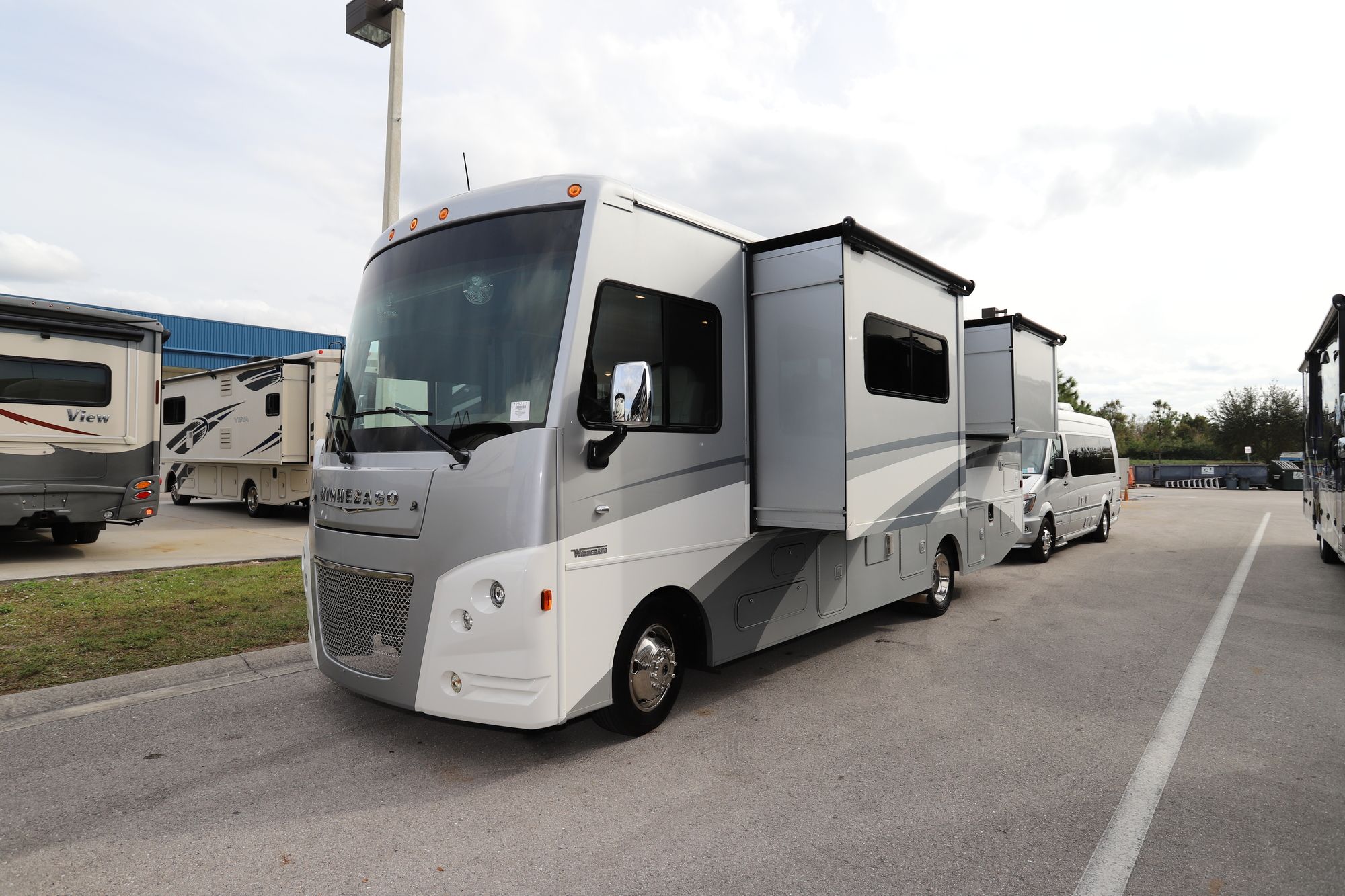 Used 2019 Winnebago Adventurer 27N Class A  For Sale