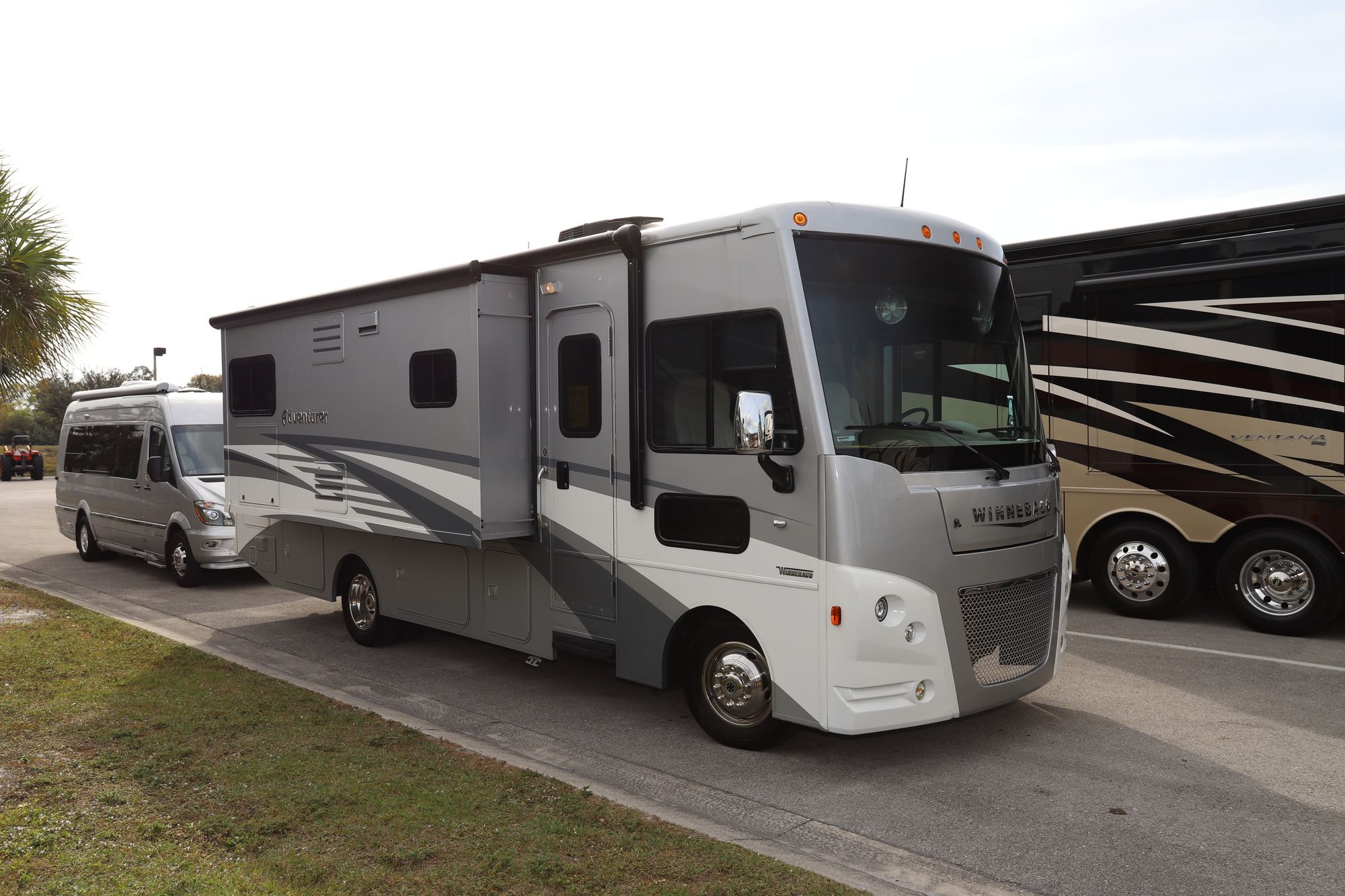 Used 2019 Winnebago Adventurer 27N Class A  For Sale