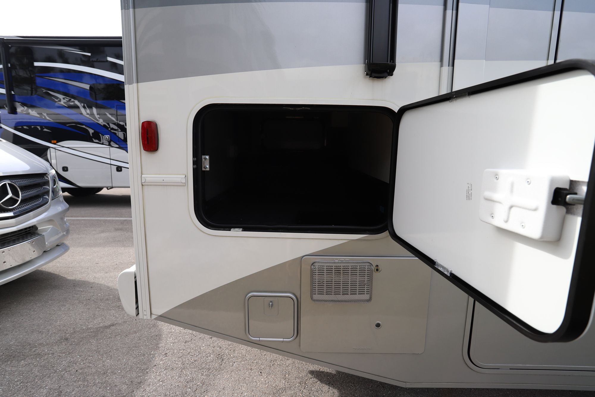 Used 2019 Winnebago Adventurer 27N Class A  For Sale