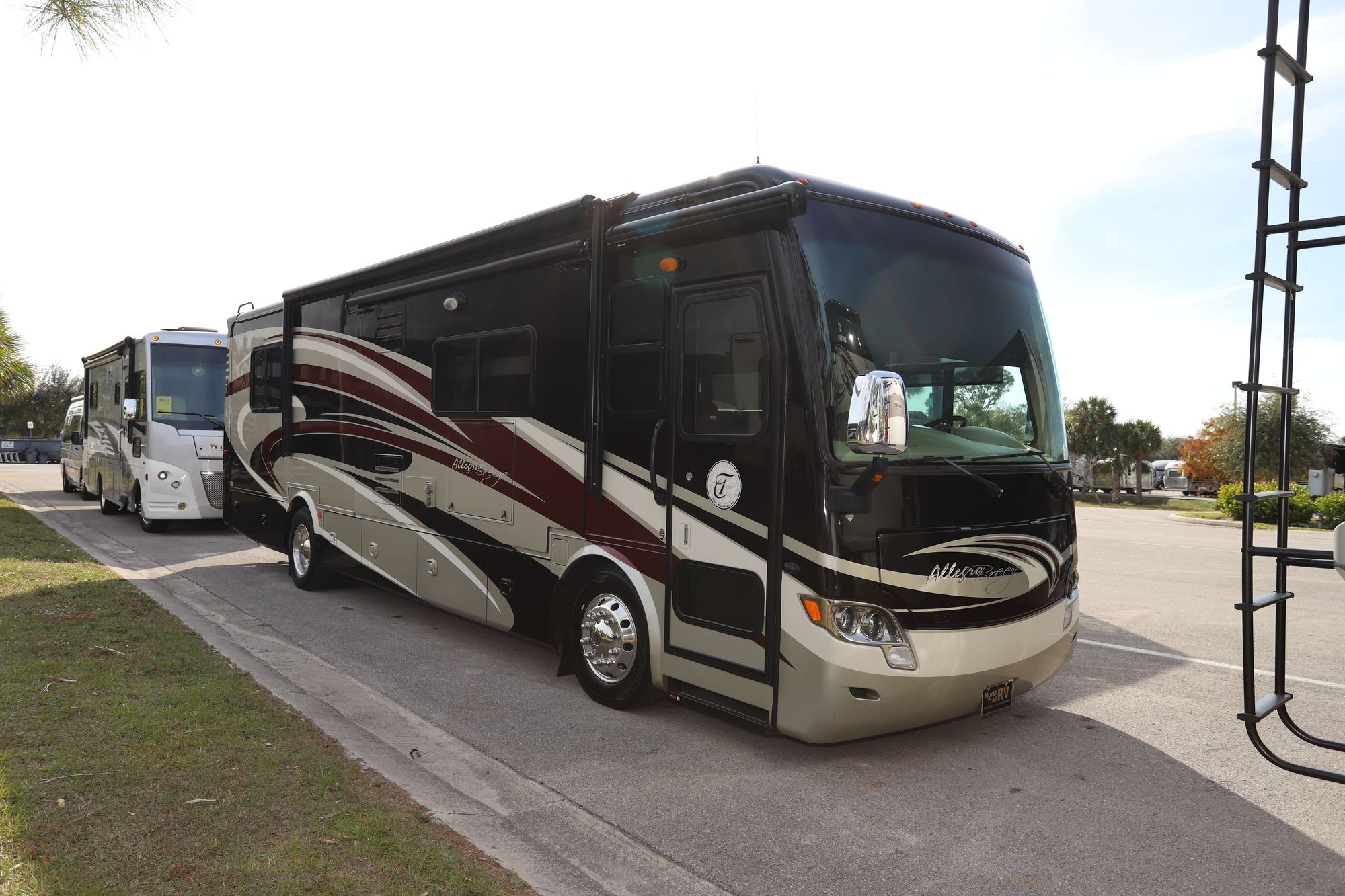 Used 2014 Tiffin Motor Homes Breeze 32BR Class A  For Sale