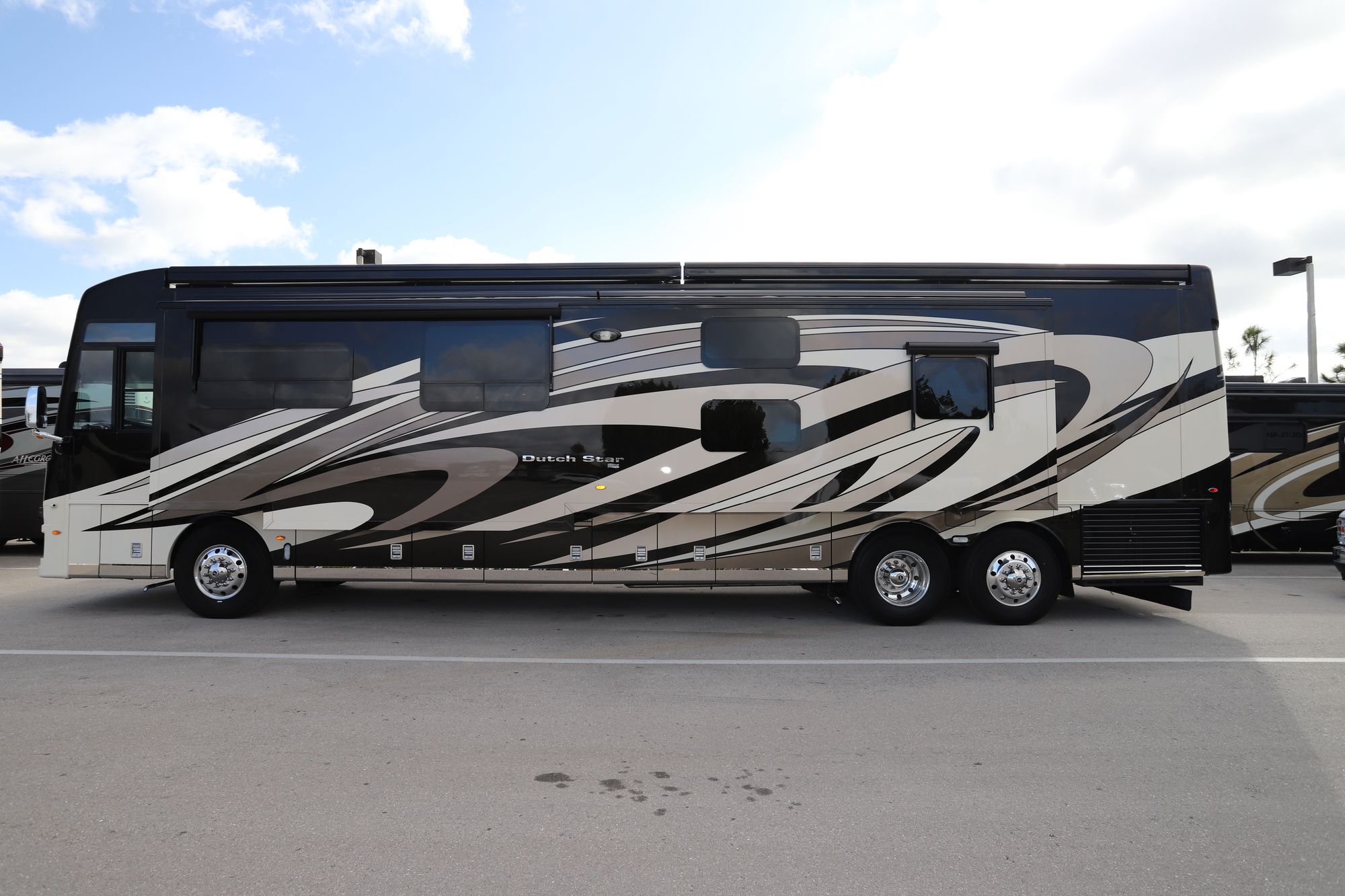 Used 2019 Newmar Dutch Star 4310 Class A  For Sale