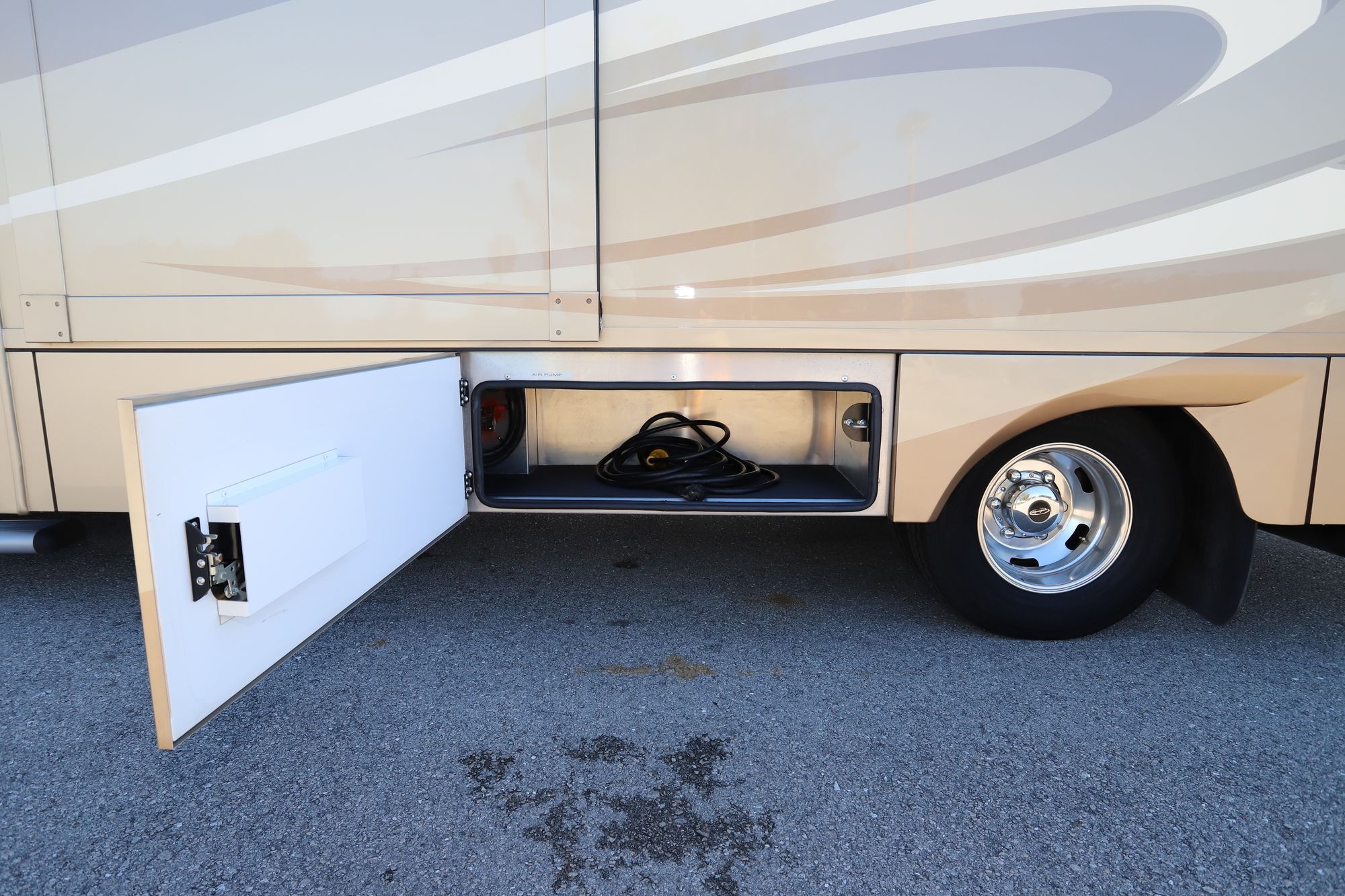 Used 2018 Renegade Rv Vienna 25VQRS Class C  For Sale
