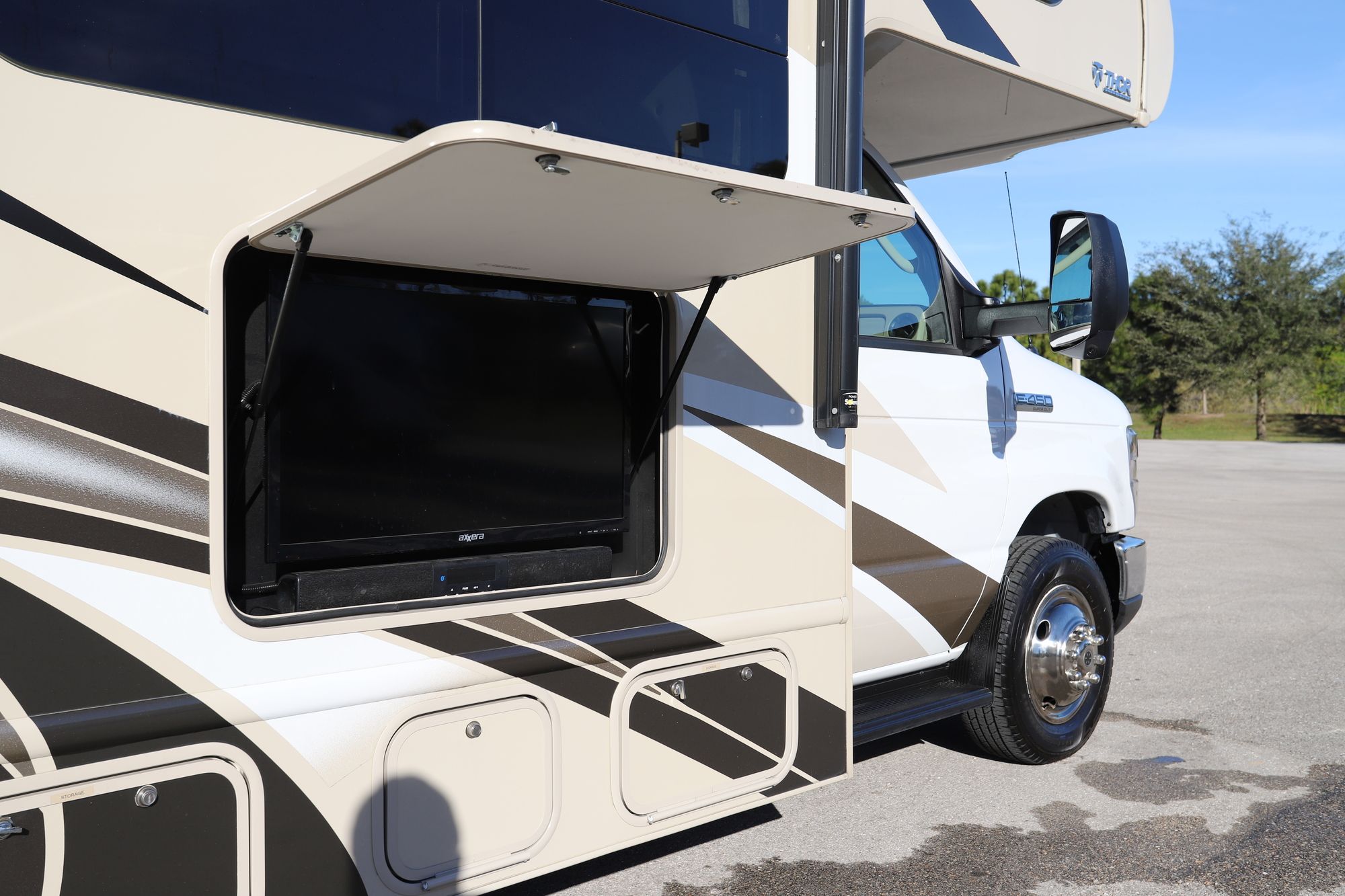 Used 2019 Thor Chateau 31W Class C  For Sale