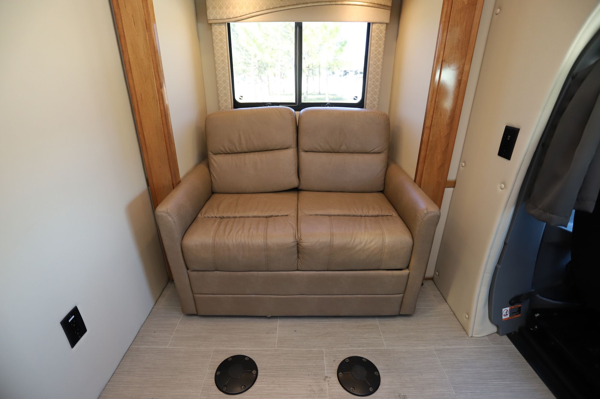 Used 2018 Renegade Rv Vienna 25VQRS Class C  For Sale