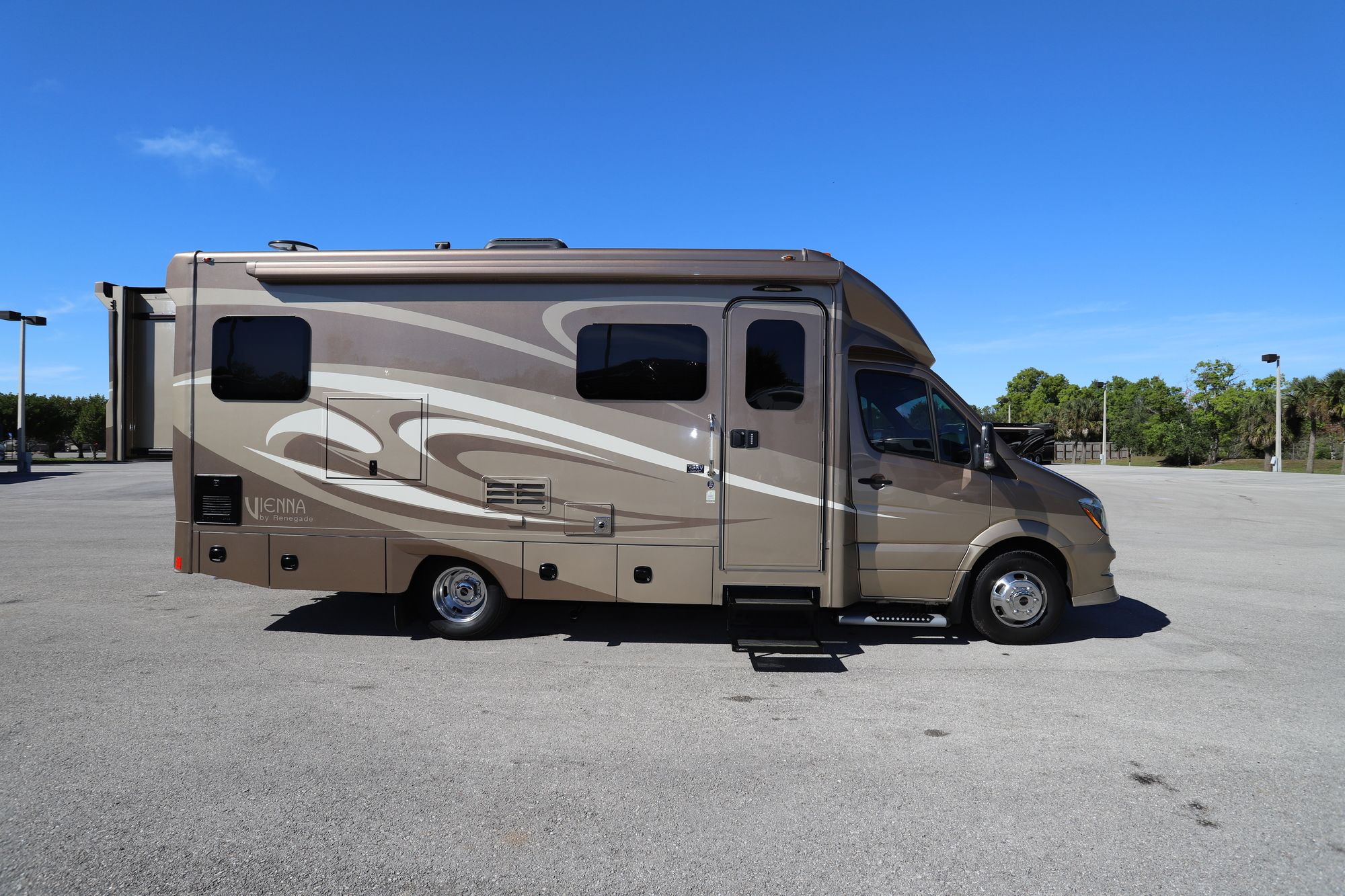 Used 2018 Renegade Rv Vienna 25VQRS Class C  For Sale