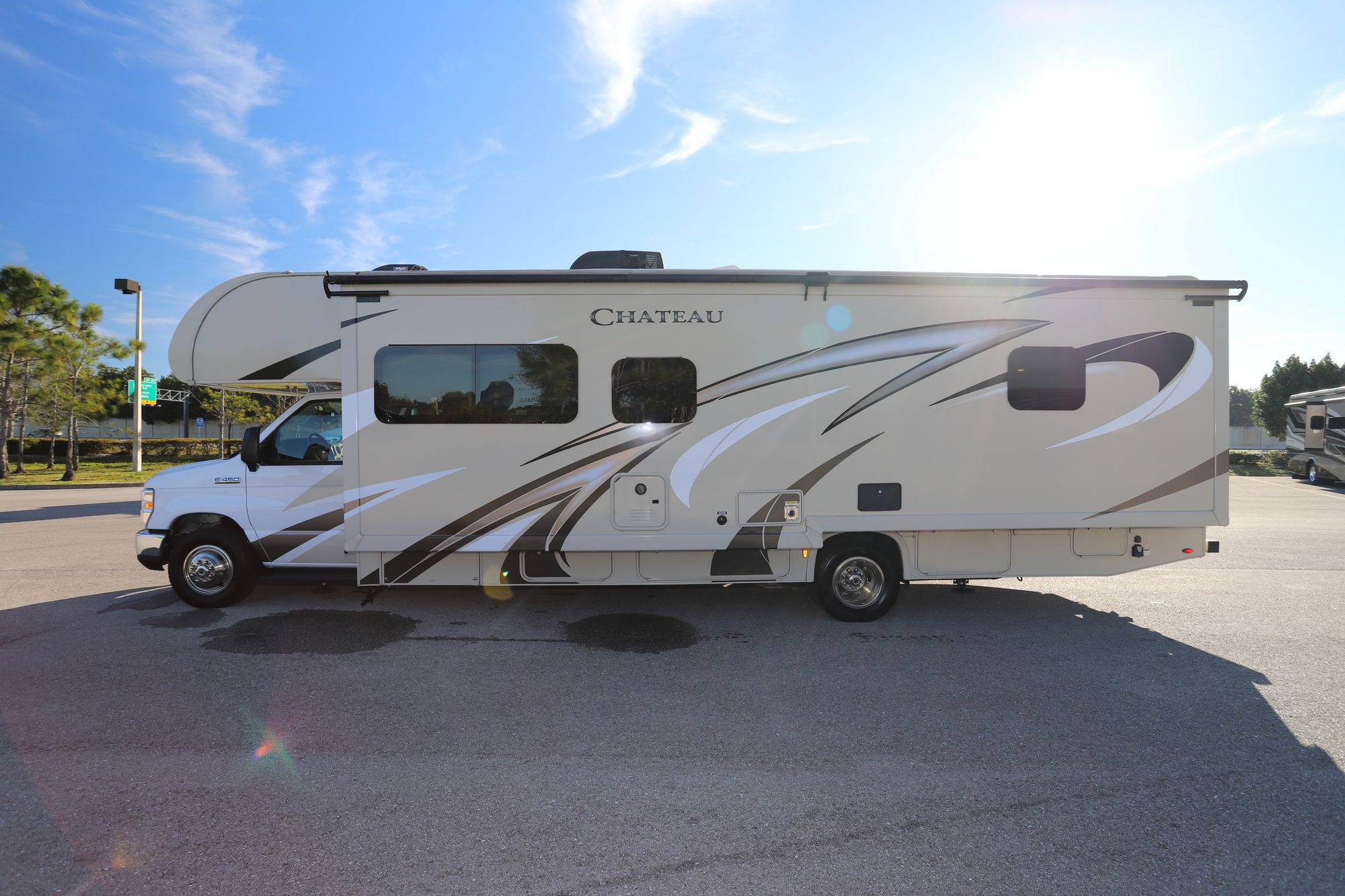 Used 2019 Thor Chateau 31W Class C  For Sale