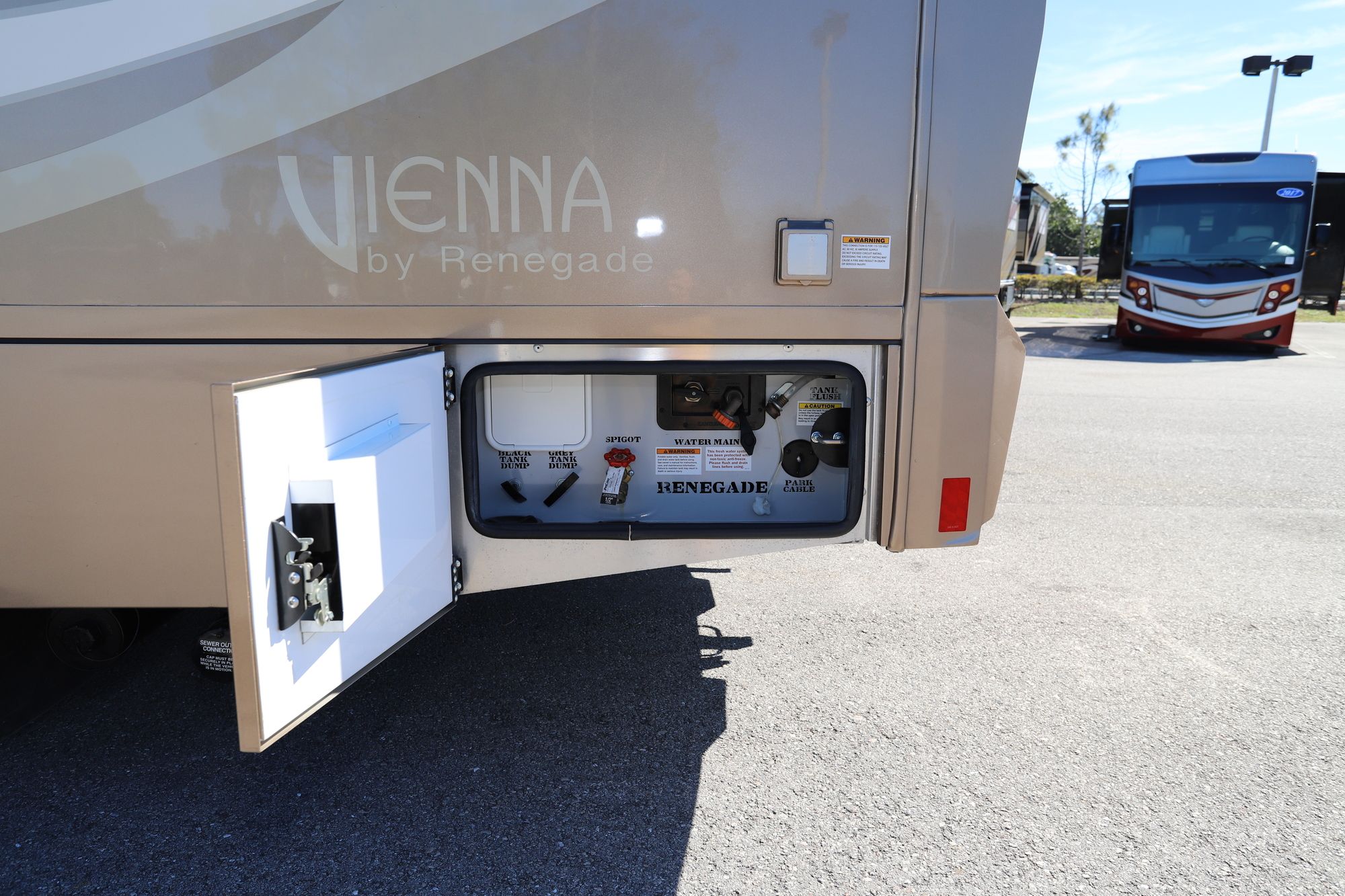 Used 2018 Renegade Rv Vienna 25VQRS Class C  For Sale