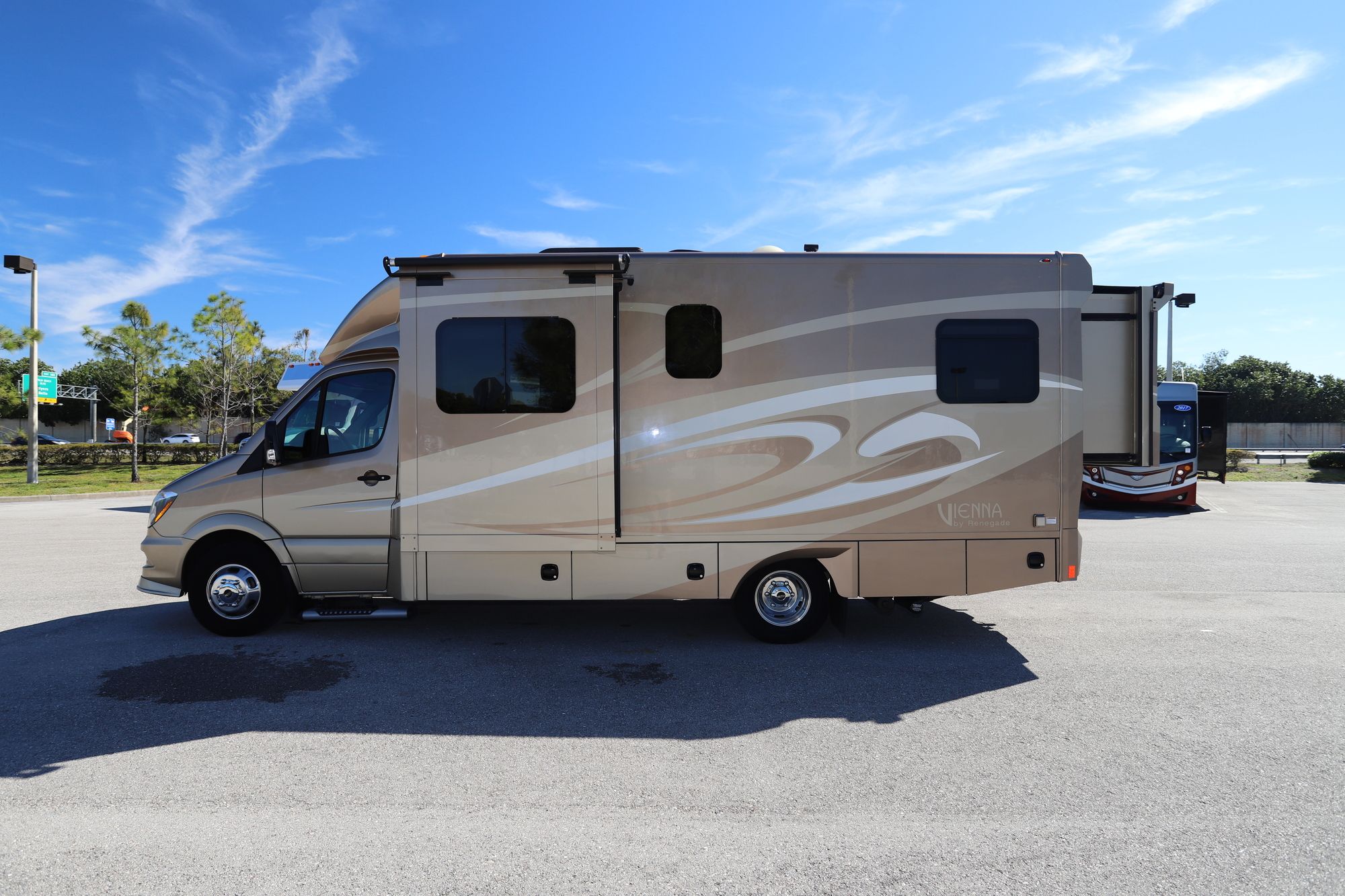 Used 2018 Renegade Rv Vienna 25VQRS Class C  For Sale