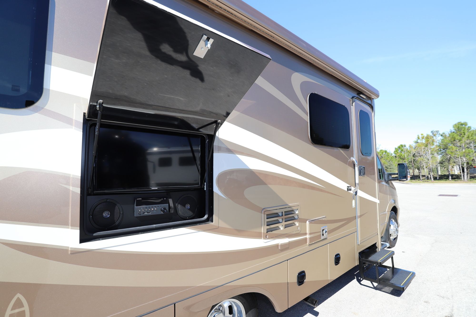 Used 2018 Renegade Rv Vienna 25VQRS Class C  For Sale