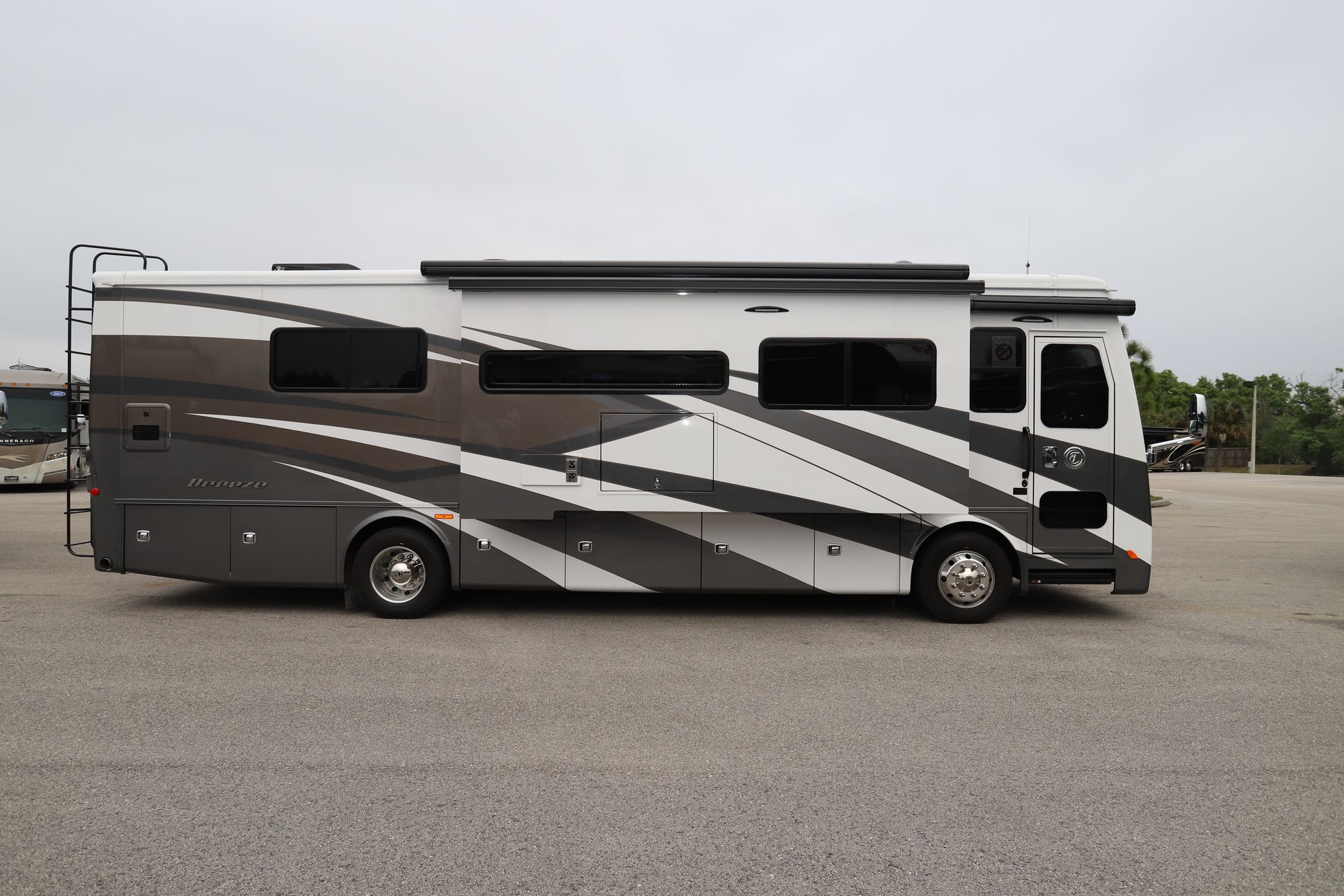 New 2021 Tiffin Motor Homes Breeze 33BR Class A  For Sale