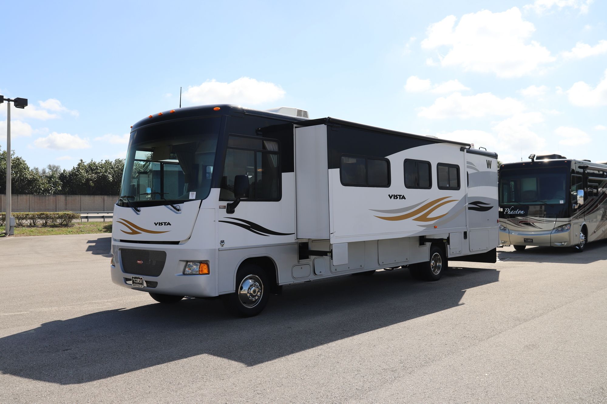 Used 2011 Winnebago Vista 35F Class A  For Sale