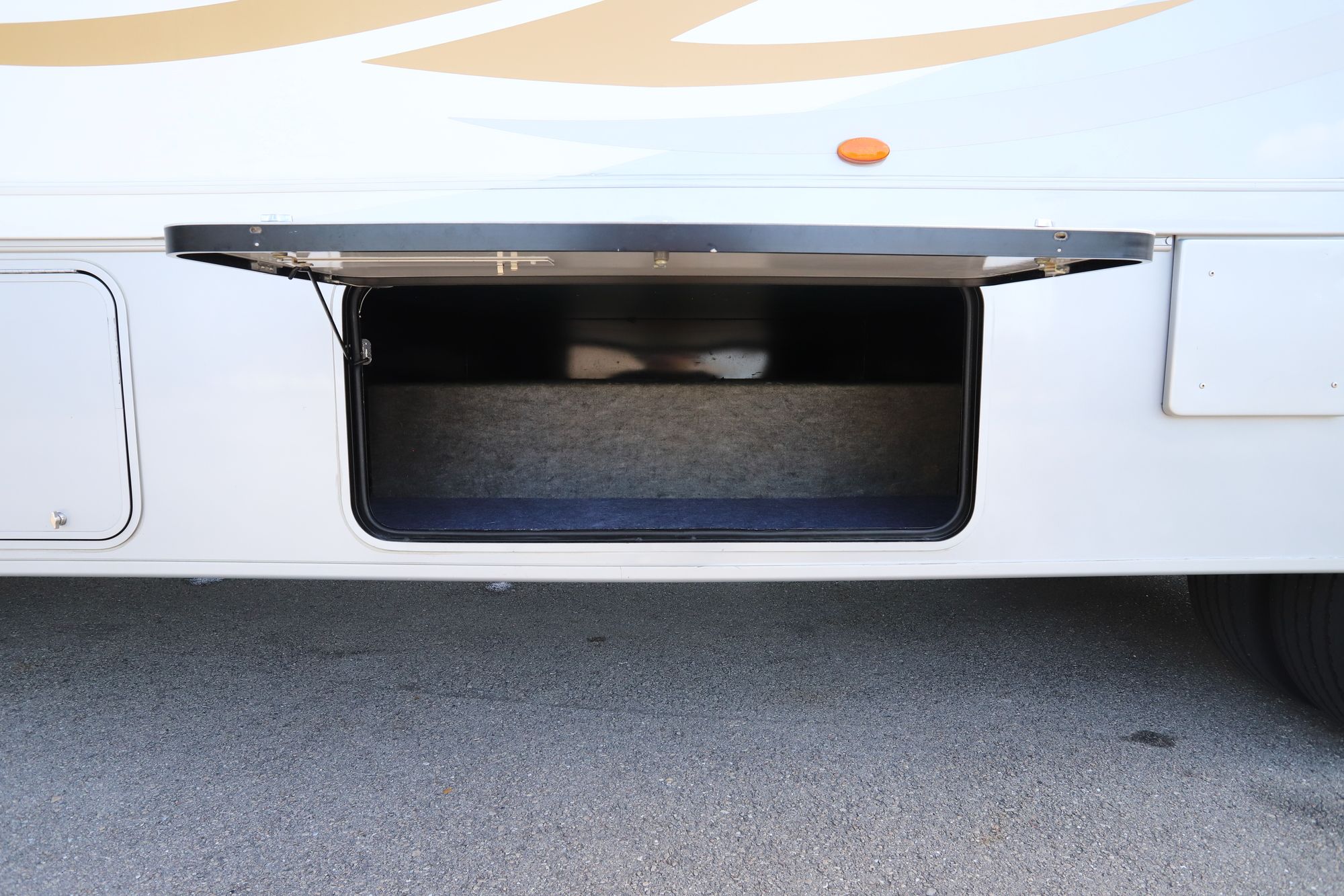 Used 2011 Winnebago Vista 35F Class A  For Sale