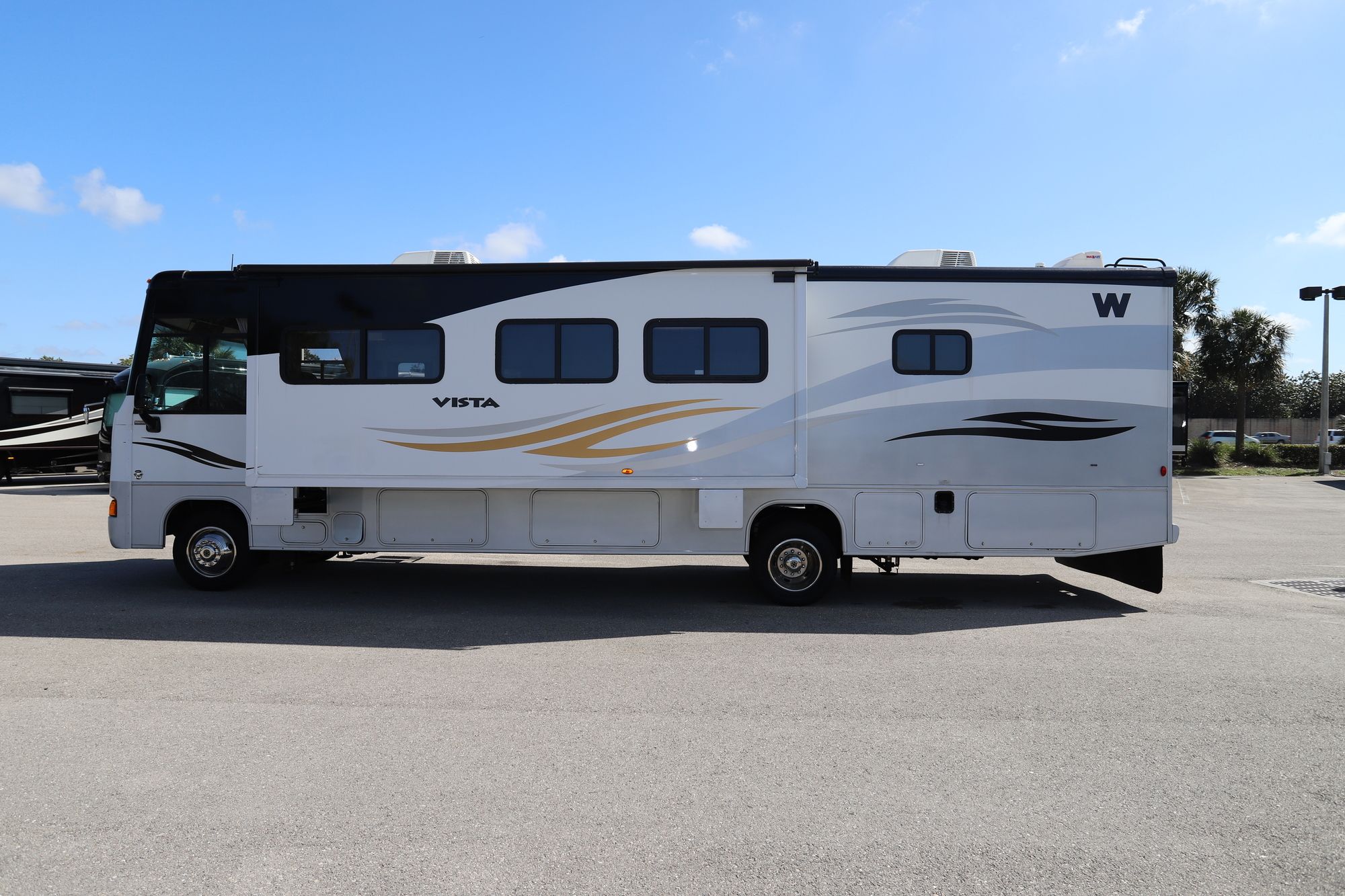 Used 2011 Winnebago Vista 35F Class A  For Sale