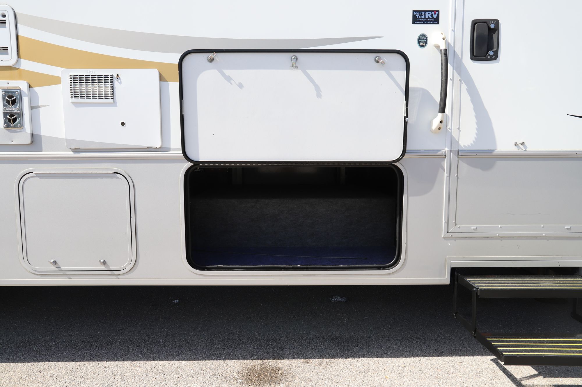 Used 2011 Winnebago Vista 35F Class A  For Sale