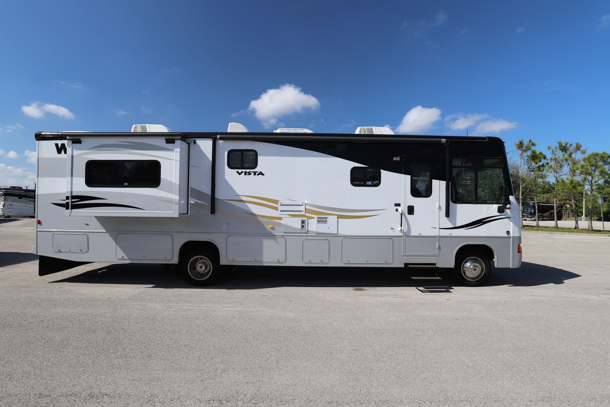 Used 2011 Winnebago Vista 35F Class A  For Sale