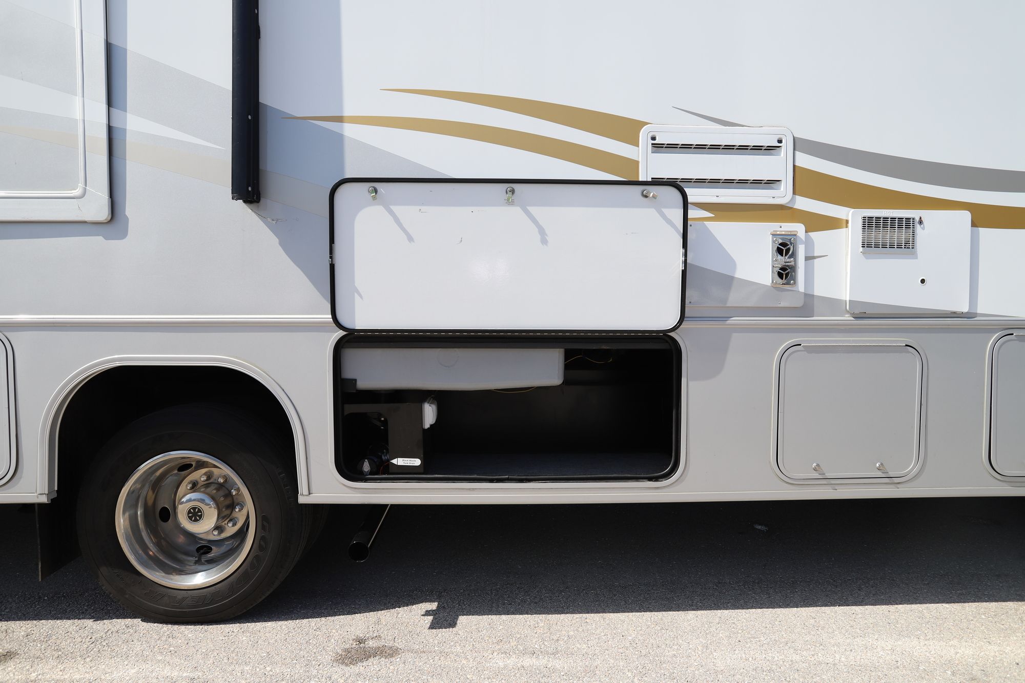 Used 2011 Winnebago Vista 35F Class A  For Sale