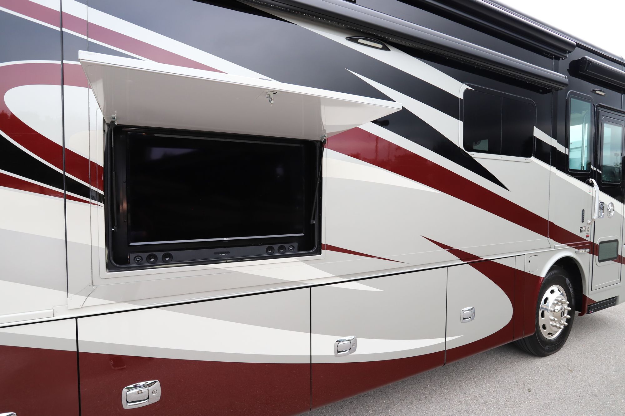 Used 2018 Tiffin Motor Homes Phaeton 40QBH Class A  For Sale