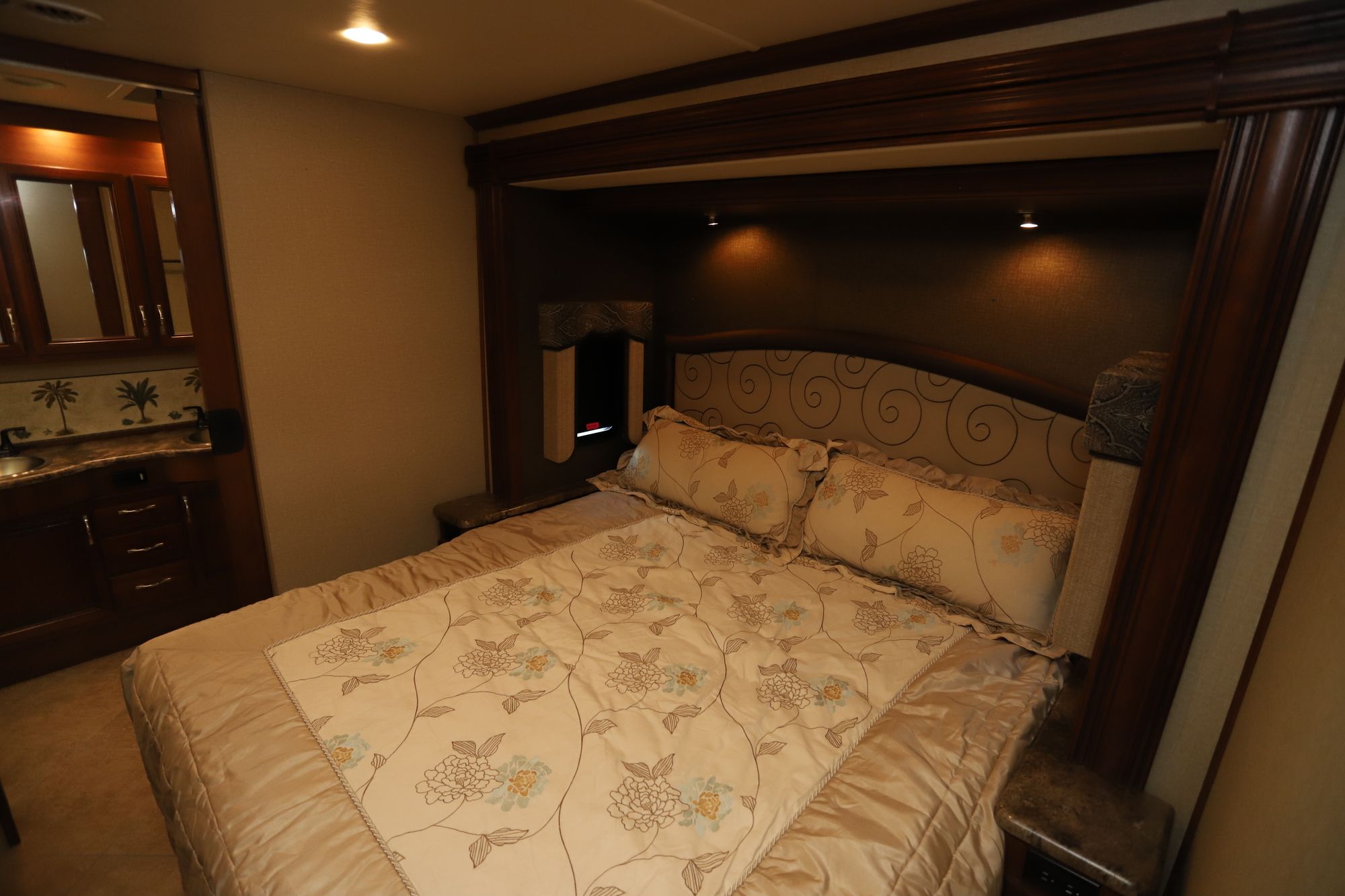 Used 2014 Holiday Rambler Vacationer 36DBT Class A  For Sale