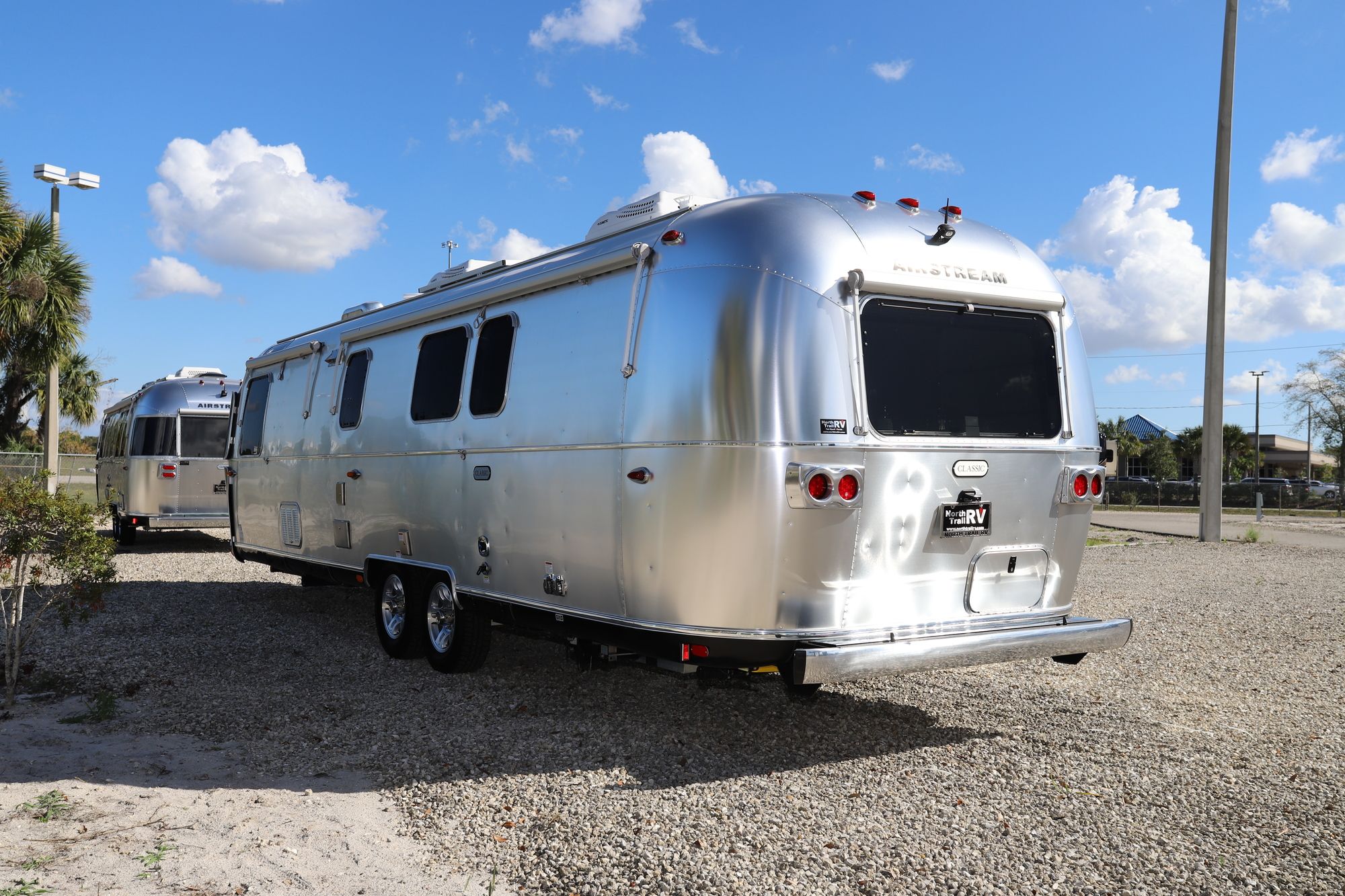 Used 2021 Airstream Classic 33FB Travel Trailer  For Sale