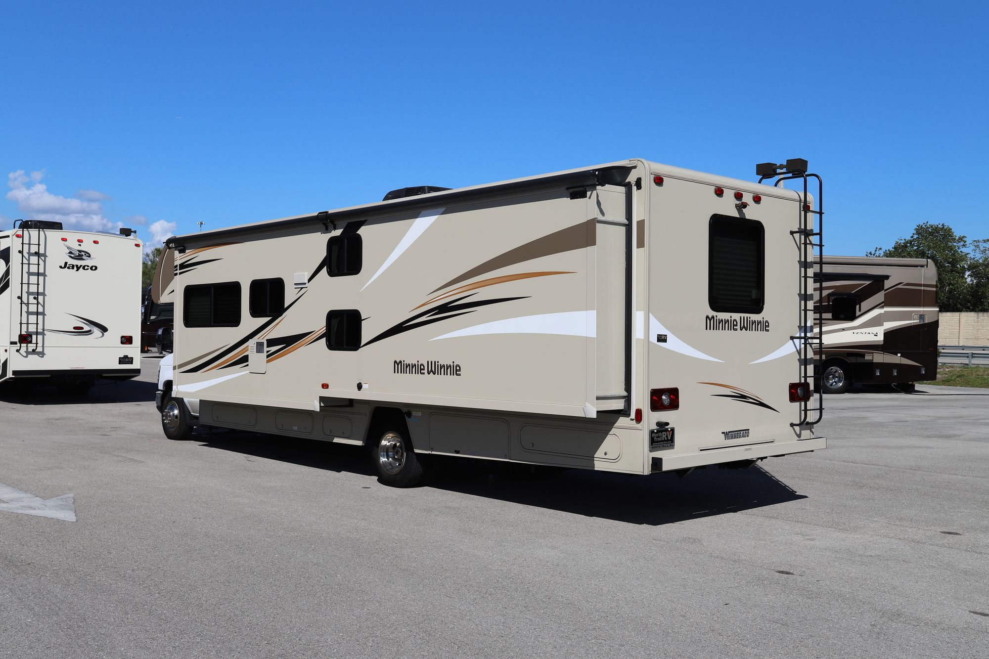 Used 2019 Winnebago Minnie Winnie 31G Class C  For Sale