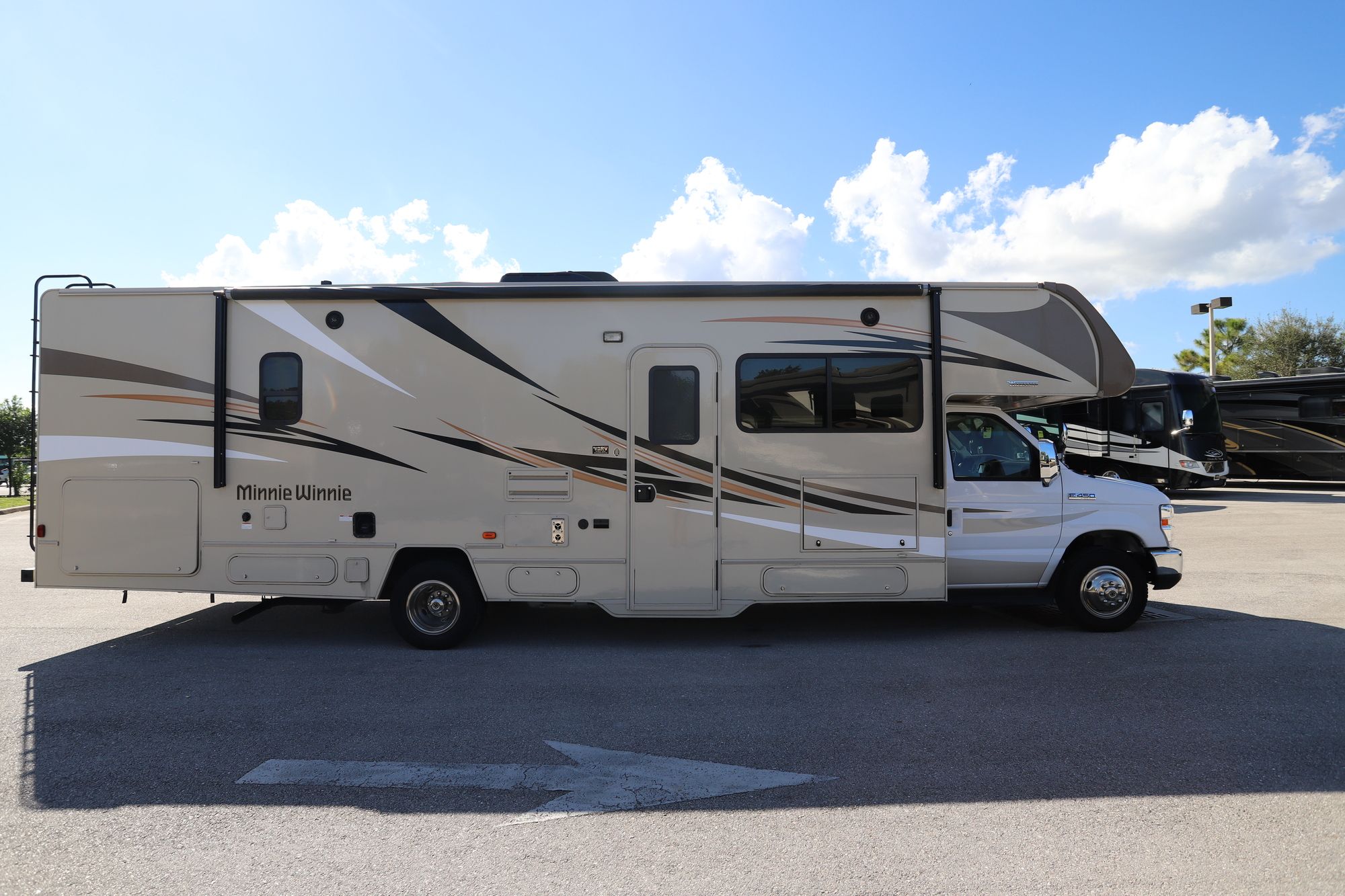 Used 2019 Winnebago Minnie Winnie 31G Class C  For Sale