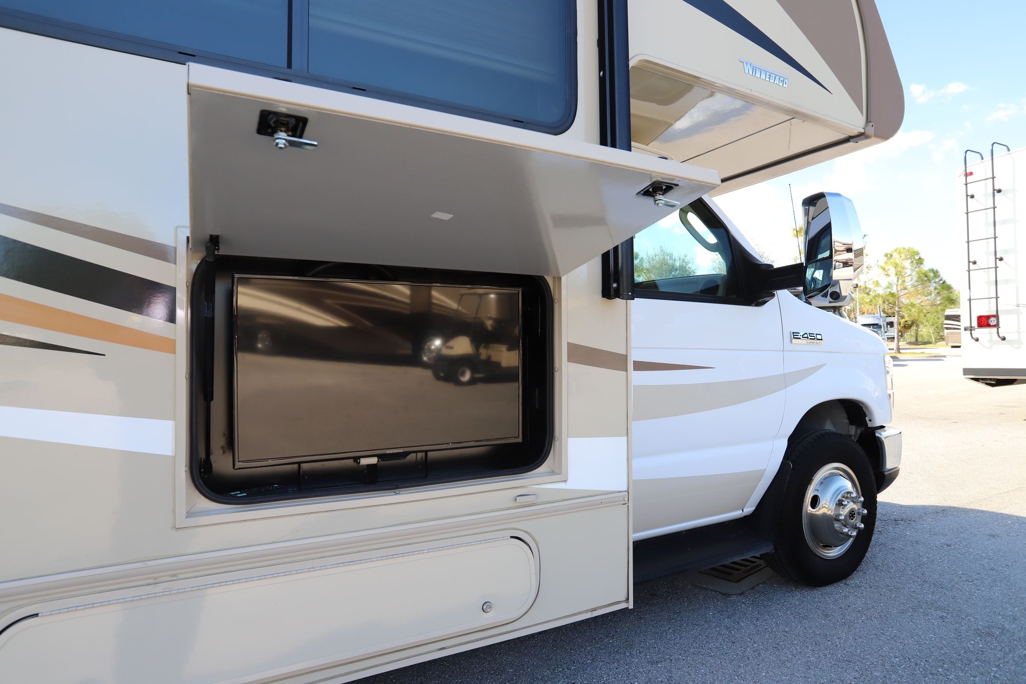 Used 2019 Winnebago Minnie Winnie 31G Class C  For Sale