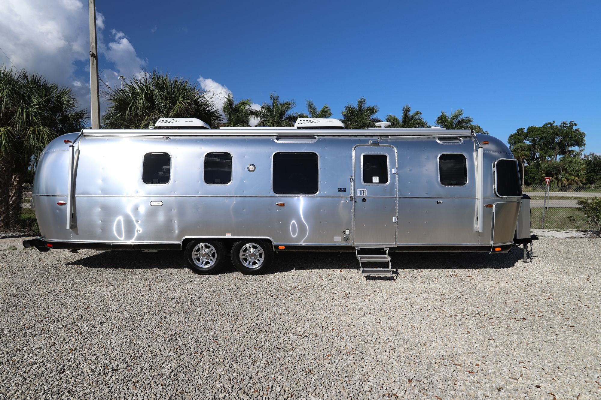 Used 2021 Airstream Classic 33FB Travel Trailer  For Sale